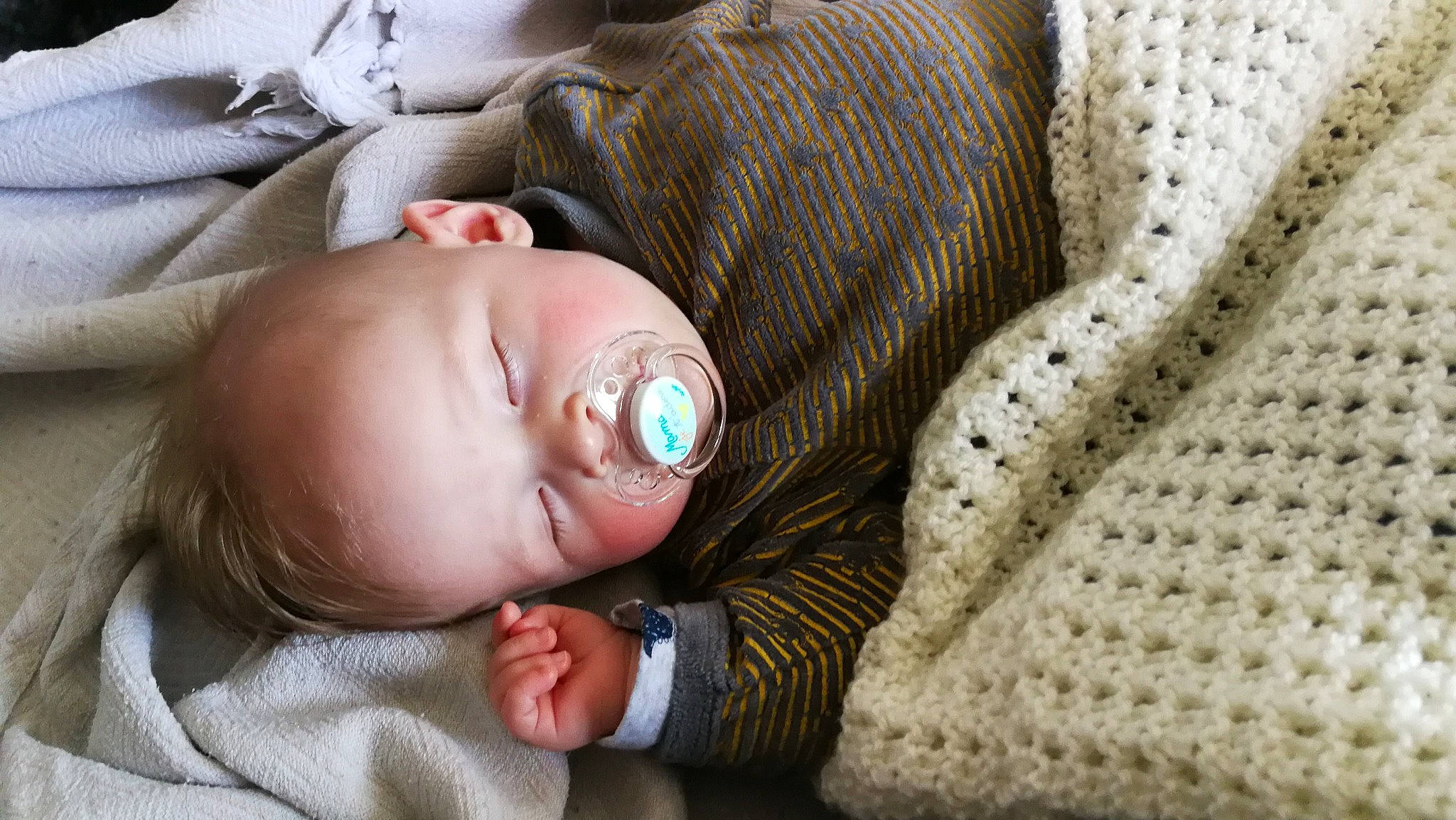 Léo a rejoint le concours — aidez-le/la à gagner de superbes lots ! baby, baby_toddler_clothing, cheek, child, comfort, eye, face, finger, grass, hand, head, iris, lip, mouth, nose, outerwear, person, skin, sleeve, toddler