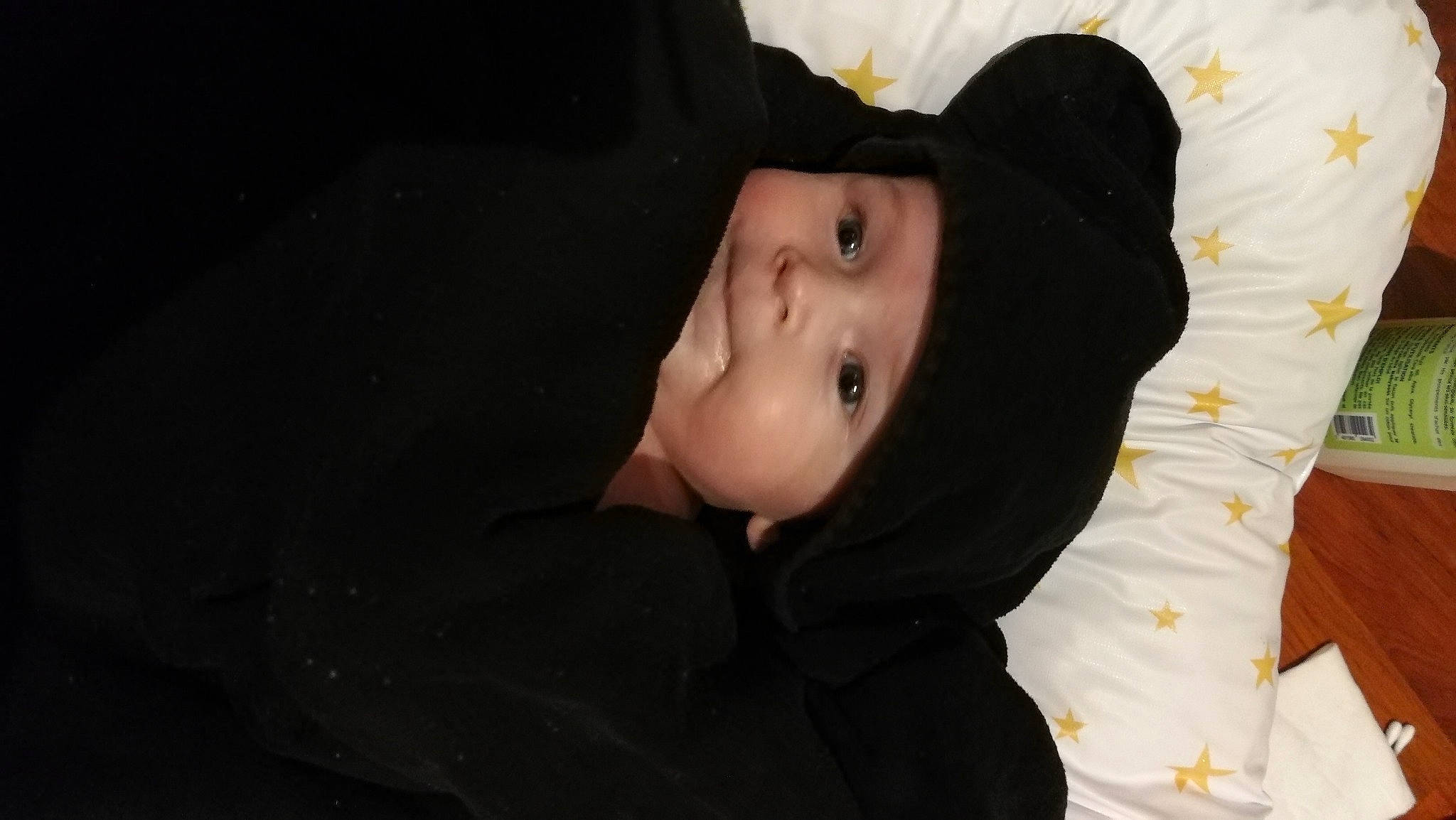 Léo a rejoint le concours — aidez-le/la à gagner de superbes lots ! baby, baby_toddler_clothing, cap, cheek, child, comfort, darkness, fashion_accessory, flash_photography, fun, hat, headgear, headwear, nose, person, portrait_photography, sleeve, sun_hat, toddler, tree