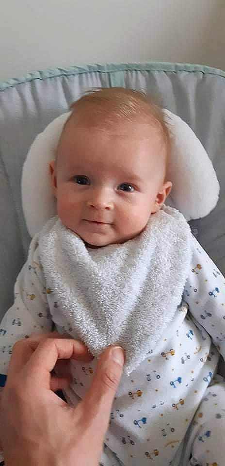 Léo participe au concours pour gagner de l'argent avec cette photo : baby, baby_toddler_clothing, cheek, chin, collar, comfort, eye, eyebrow, face, gesture, hand, head, iris, lip, nose, person, product, skin, sleeve, smile