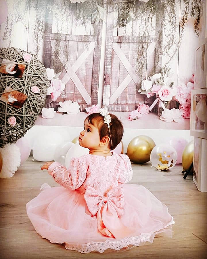 Lyna a rejoint le concours — aidez-le/la à gagner de superbes lots ! baby, baby_toddler_clothing, costume, day_dress, dress, embellishment, gown, human, interior_design, laminate_flooring, one_piece_garment, ornament, pattern, peach, person, pink, quinceanera, ruffle, toy, wood_flooring