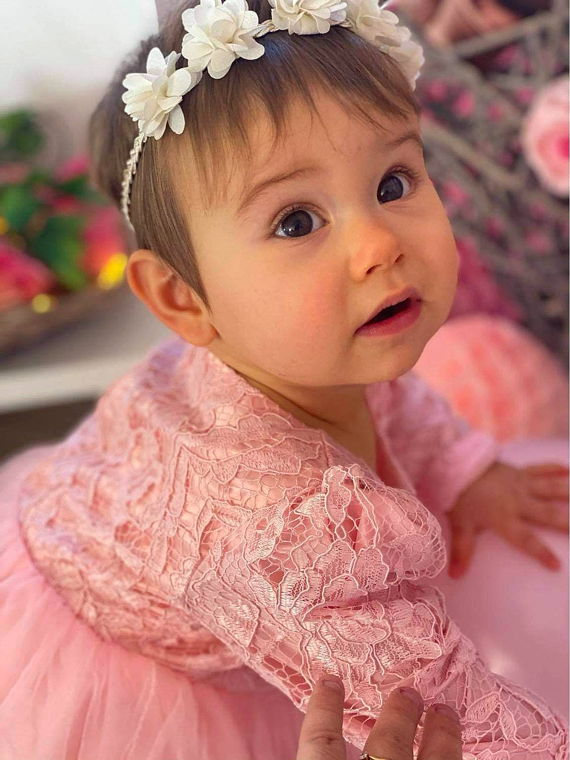 Lyna participe au concours pour gagner de l'argent avec cette photo : baby_toddler_clothing, cheek, child, costume_accessory, embellishment, eyelash, fashion_accessory, finger, forehead, hair_accessory, headband, headgear, headpiece, lip, mouth, nail, person, petal, pink, skin
