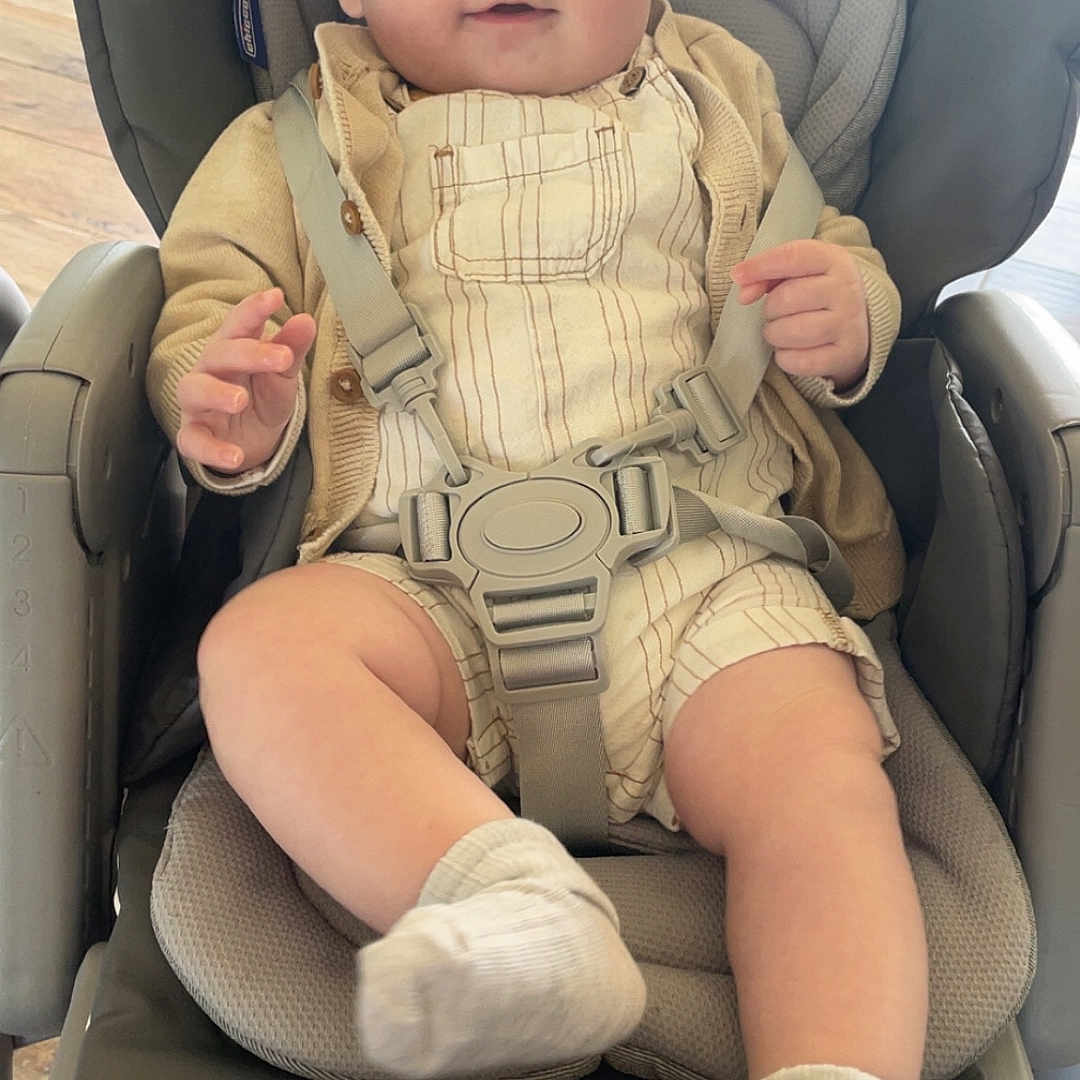 Tao a rejoint le concours — aidez-le/la à gagner de superbes lots ! baby, baseballcap, bodypart, cap, chair, clothing, face, finger, footwear, furniture, hand, hat, head, hosiery, pants, person, photography, portrait, shoe, sitting