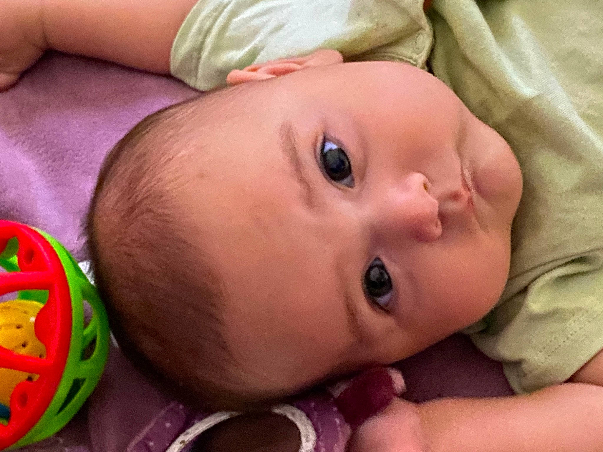 Nelya a rejoint le concours — aidez-le/la à gagner de superbes lots ! baby, baby_toddler_clothing, cheek, eye, eyebrow, eyelash, face, facial_expression, finger, grass, happy, head, iris, lip, mouth, nose, person, pink, skin, textile