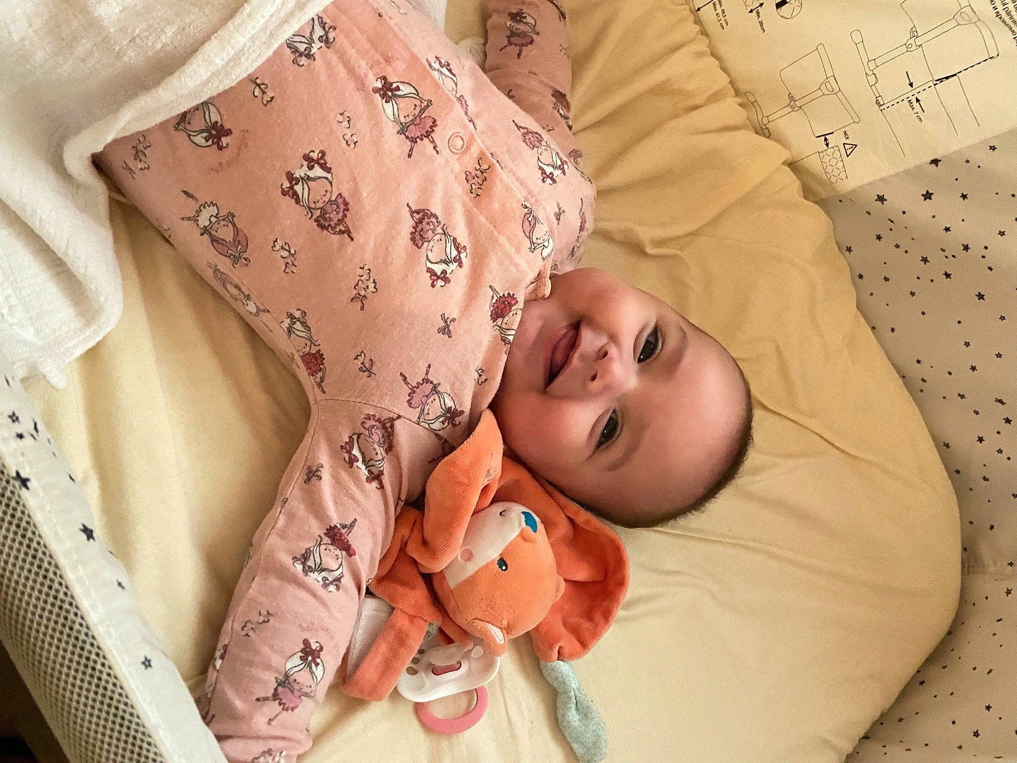 Nelya a rejoint le concours — aidez-le/la à gagner de superbes lots ! baby, baby_products, baby_safety, baby_sleeping, baby_toddler_clothing, bedding, bedtime, child, comfort, eye, joy, linens, pattern, person, room, skin, sleep, sleeve, textile, toddler