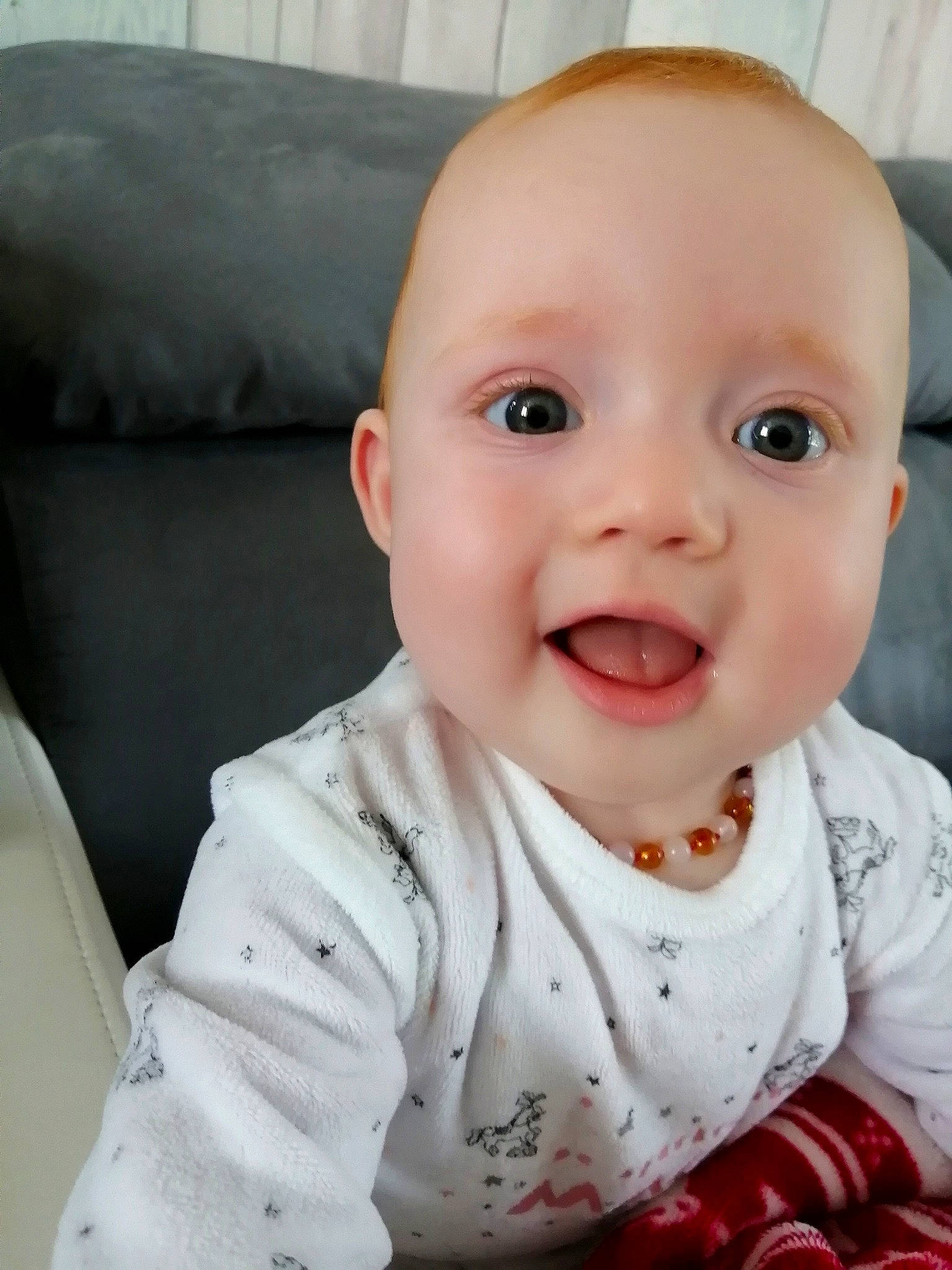 Louna participe au concours pour gagner de l'argent avec cette photo : baby, baby_laughing, baby_toddler_clothing, blond, cheek, child, chin, comfort, facial_expression, happy, iris, lip, mouth, nose, person, product, skin, sleeve, smile, toddler