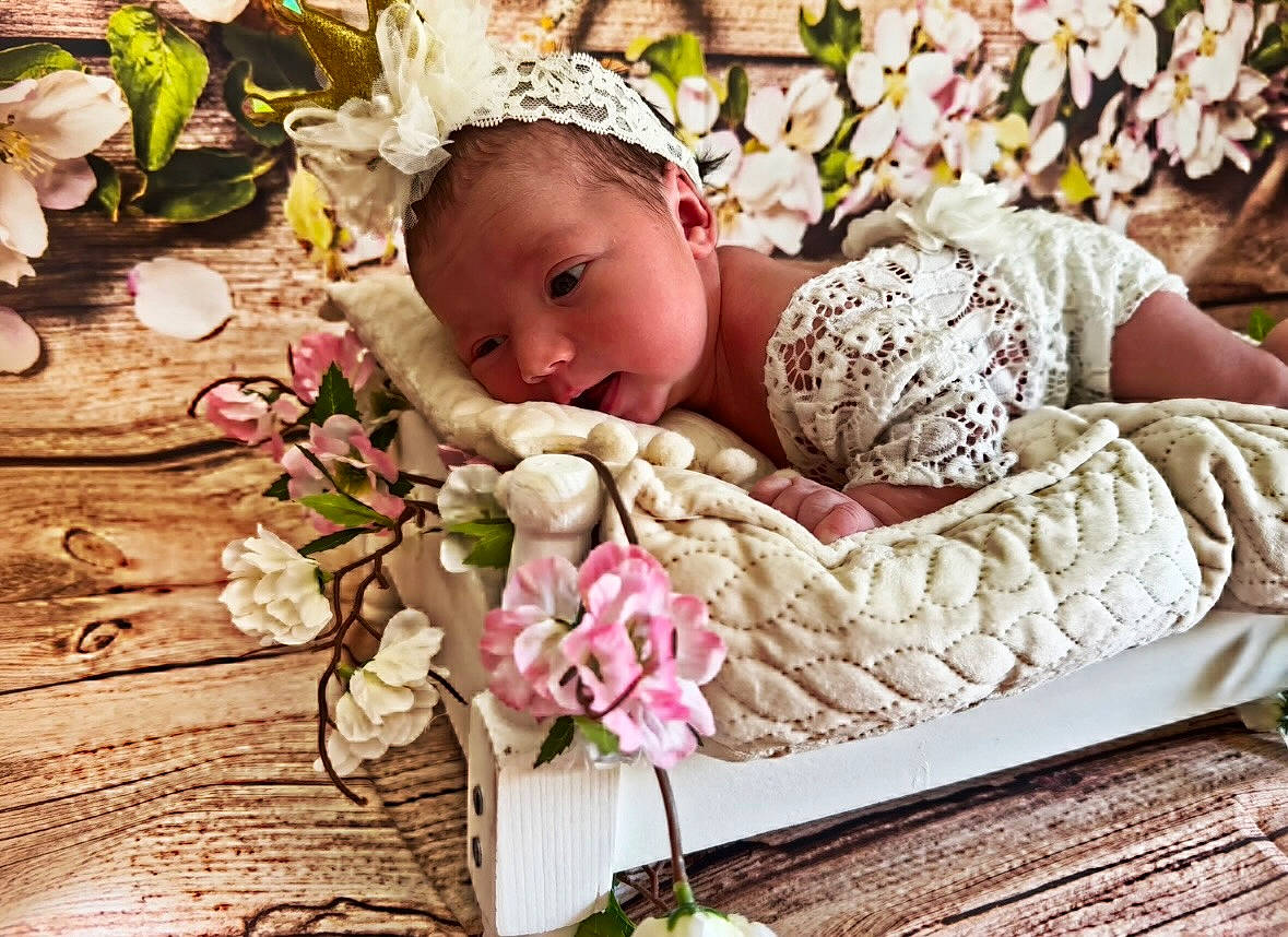 Giulya a rejoint le concours — aidez-le/la à gagner de superbes lots ! baby, baby_products, baby_sleeping, baby_toddler_clothing, comfort, cut_flowers, fashion_accessory, flower, grass, happy, headpiece, linens, pattern, person, petal, pink, plant, sitting, textile, toddler