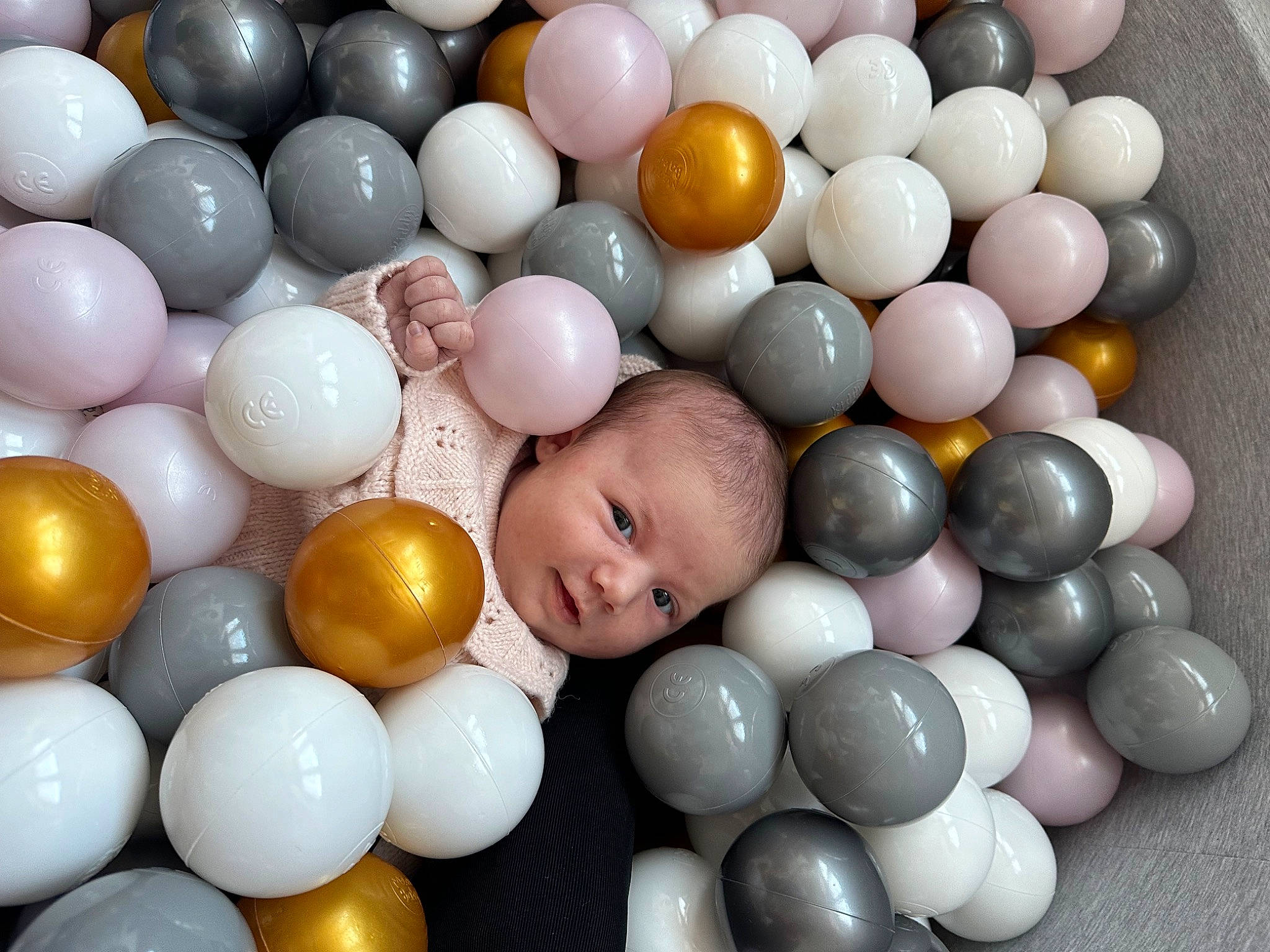 Giulya participe au concours pour gagner de l'argent avec cette photo : collection, composite_material, egg, event, person