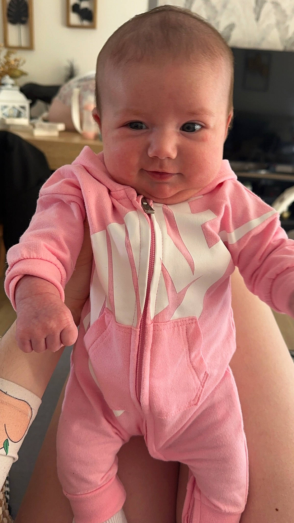 Giulya participe au concours pour gagner de l'argent avec cette photo : baby, baby_toddler_clothing, cheek, collar, face, finger, gesture, happy, head, iris, joint, lip, mouth, neck, nose, person, pink, skin, sleeve, thumb