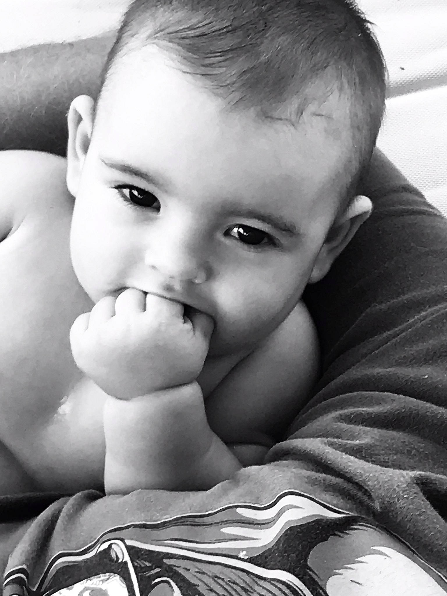 Angel a rejoint le concours — aidez-le/la à gagner de superbes lots ! arm, black, cheek, chin, comfort, eye, eyebrow, flash_photography, forehead, hair, hairstyle, hand, human, joy, lip, mouth, muscle, neck, nose, person