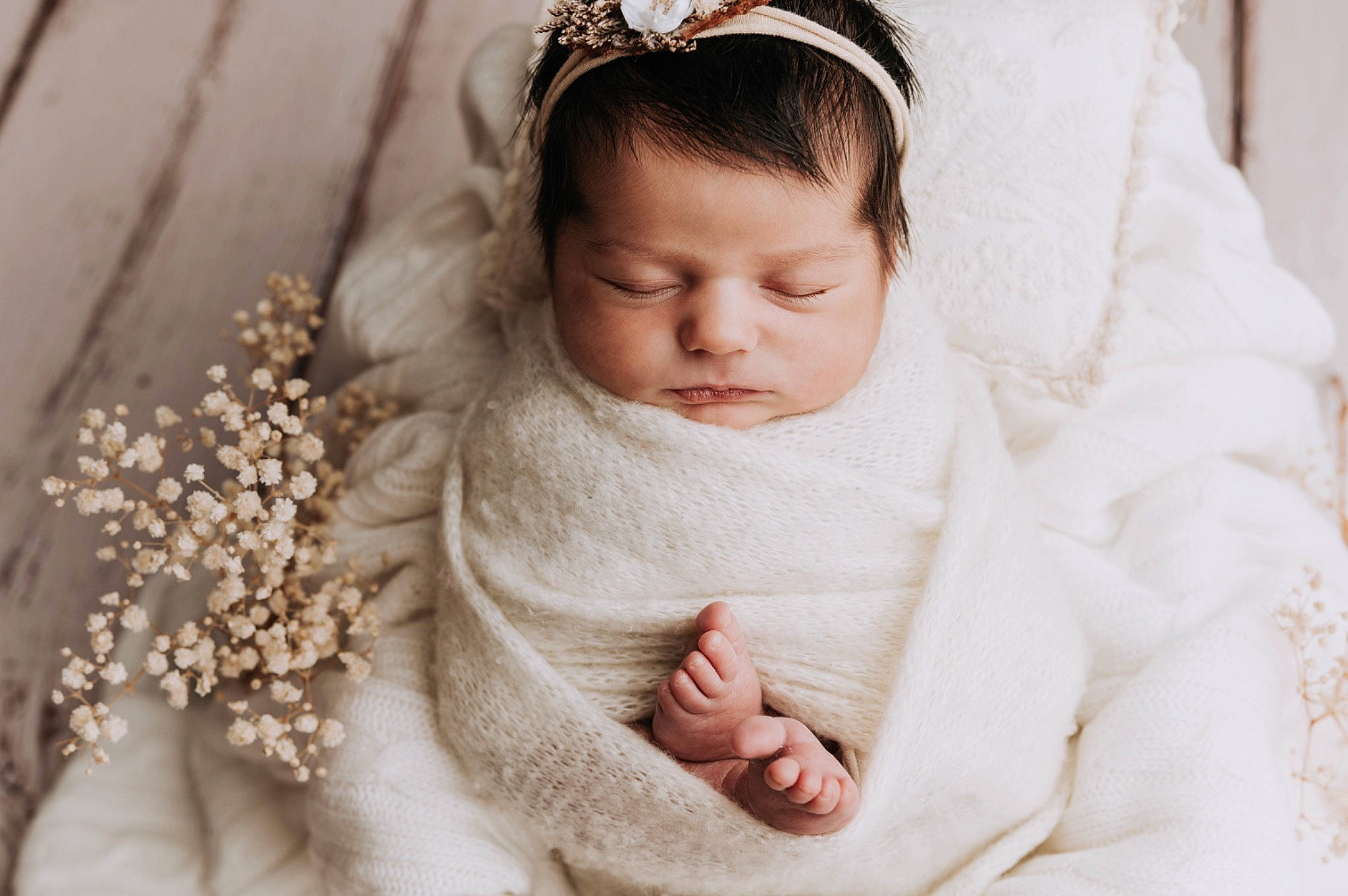 Nelly a rejoint le concours — aidez-le/la à gagner de superbes lots ! arm, baby, baby_toddler_clothing, beauty, bridal_accessory, child, dress, embellishment, flash_photography, gesture, hair, hand, happy, headgear, headpiece, linens, neck, person, skin, sleeve