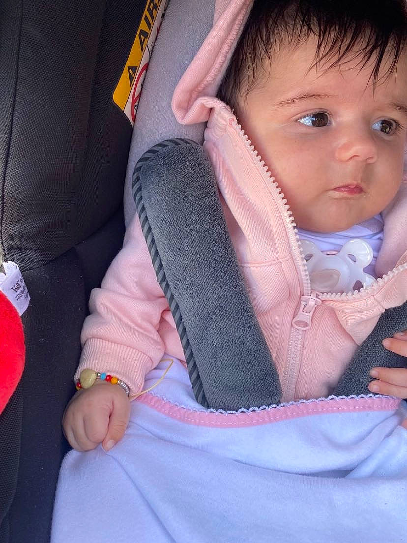 Nelly participe au concours pour gagner de l'argent avec cette photo : baby, baby_carriage, baby_products, baby_toddler_clothing, cheek, child, comfort, electric_blue, eyelash, finger, gesture, happy, human_body, lap, nail, person, sitting, skin, sleeve, thumb