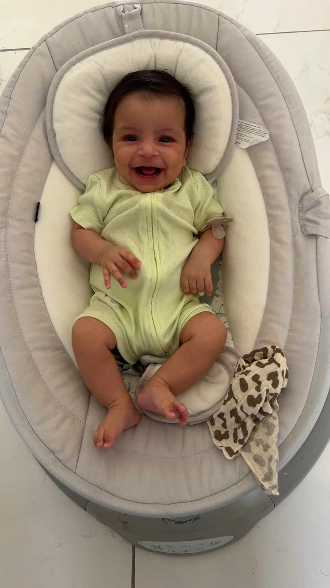 Naël a rejoint le concours — aidez-le/la à gagner de superbes lots ! baby, smiling, infant, onesie, baby_rocker, soft_toy, floor, headrest, comfortable, happy, child, indoor, baby_clothing, baby_accessory, relaxing, cute, human, small_child, playtime, tiled_floor