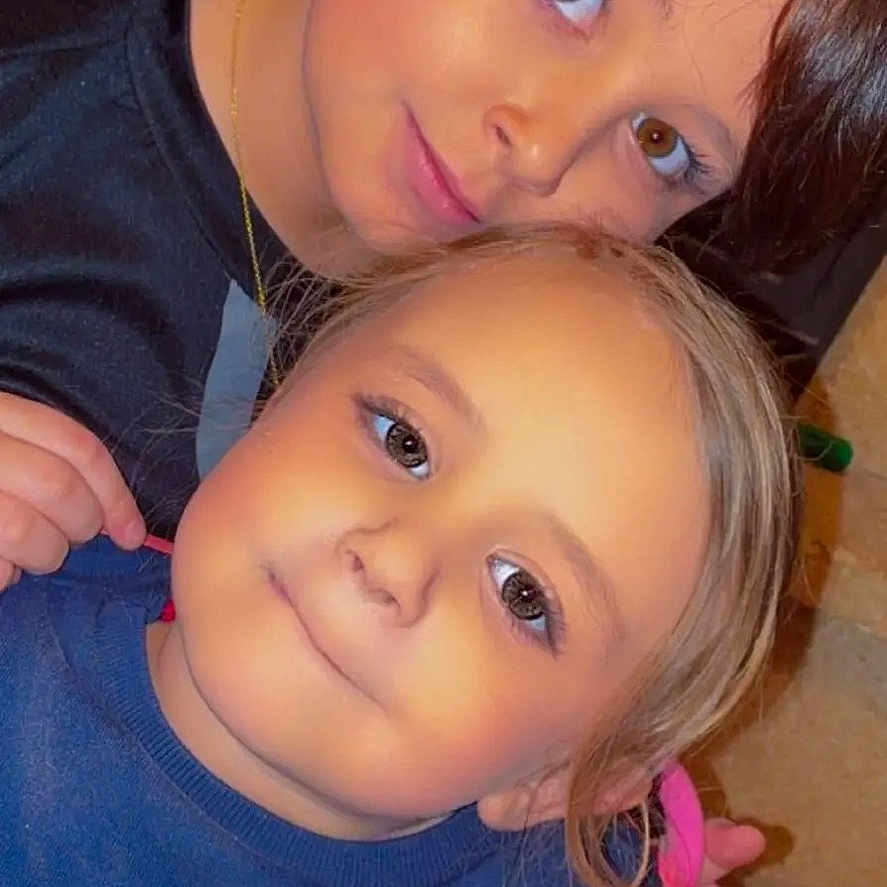 Luciana Mercédès a rejoint le concours — aidez-le/la à gagner de superbes lots ! blonde_hair, brown_eyes, brown_hair, child, children, closeup, clothing, cute, earrings, face, family, girl, happy, indoor, kid, necklace, portrait, smile, sweater, young