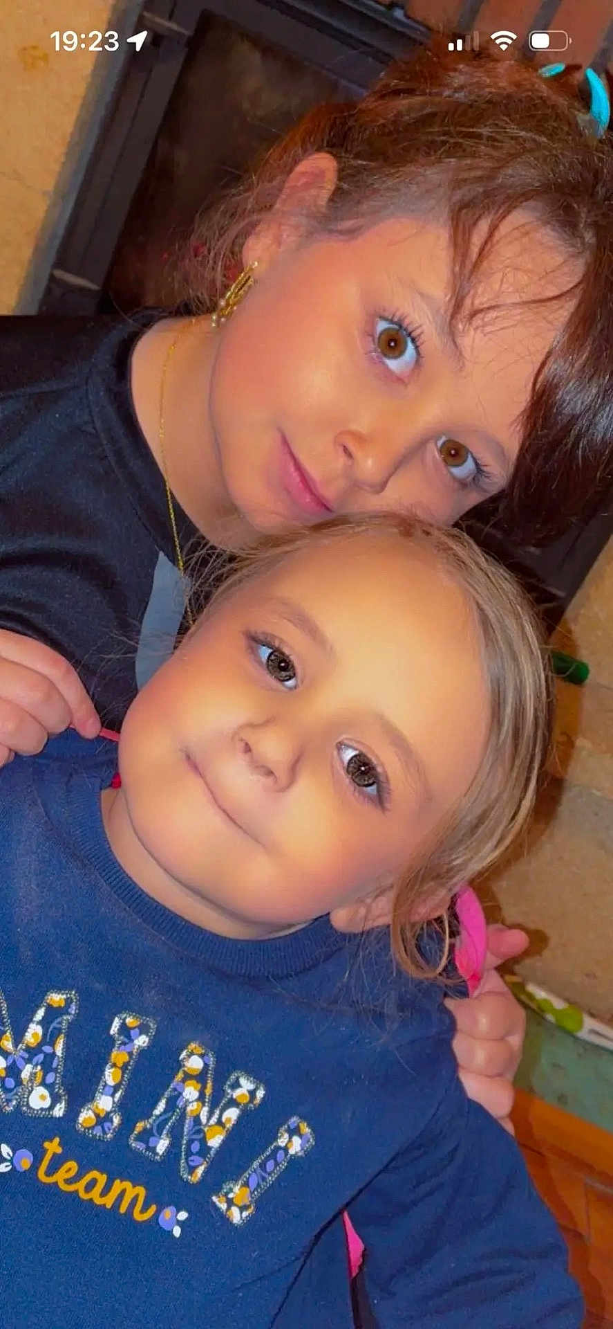 Luciana Mercédès a rejoint le concours — aidez-le/la à gagner de superbes lots ! child, children, portrait, face, smile, indoor, sweater, clothing, cute, young, girl, kid, happy, family, brown_eyes, blonde_hair, brown_hair, earrings, necklace, closeup