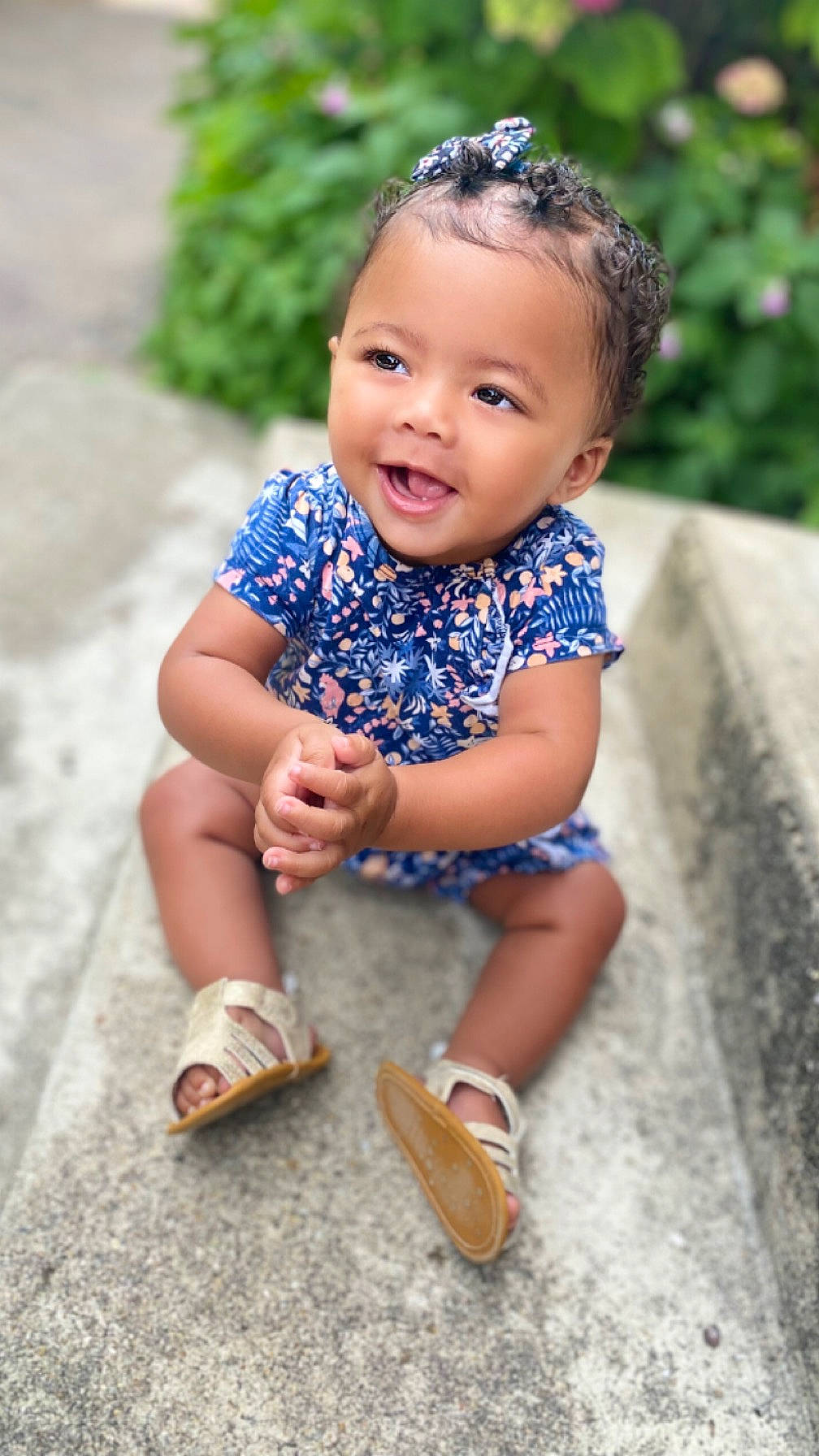 Alya a rejoint le concours — aidez-le/la à gagner de superbes lots ! baby, baby_toddler_clothing, child, electric_blue, eye, face, footwear, grass, happy, head, human_leg, people_in_nature, person, plant, sandal, shoe, skin, smile, summer, toddler