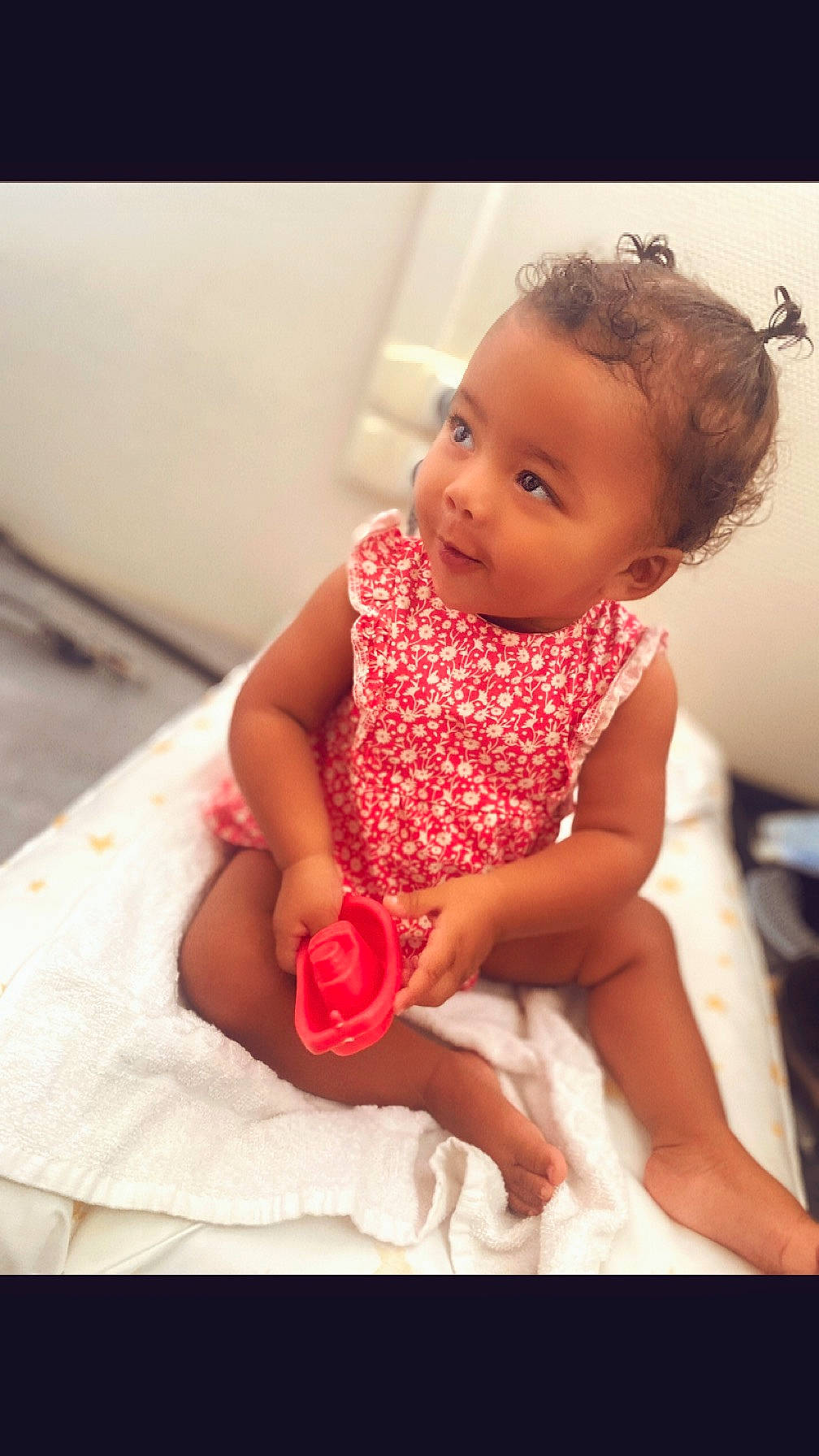 Alya participe au concours pour gagner de l'argent avec cette photo : abdomen, arm, baby, baby_toddler_clothing, cheek, comfort, dress, eye, eyelash, finger, flash_photography, gesture, happy, iris, lip, neck, person, skin, stomach, thigh