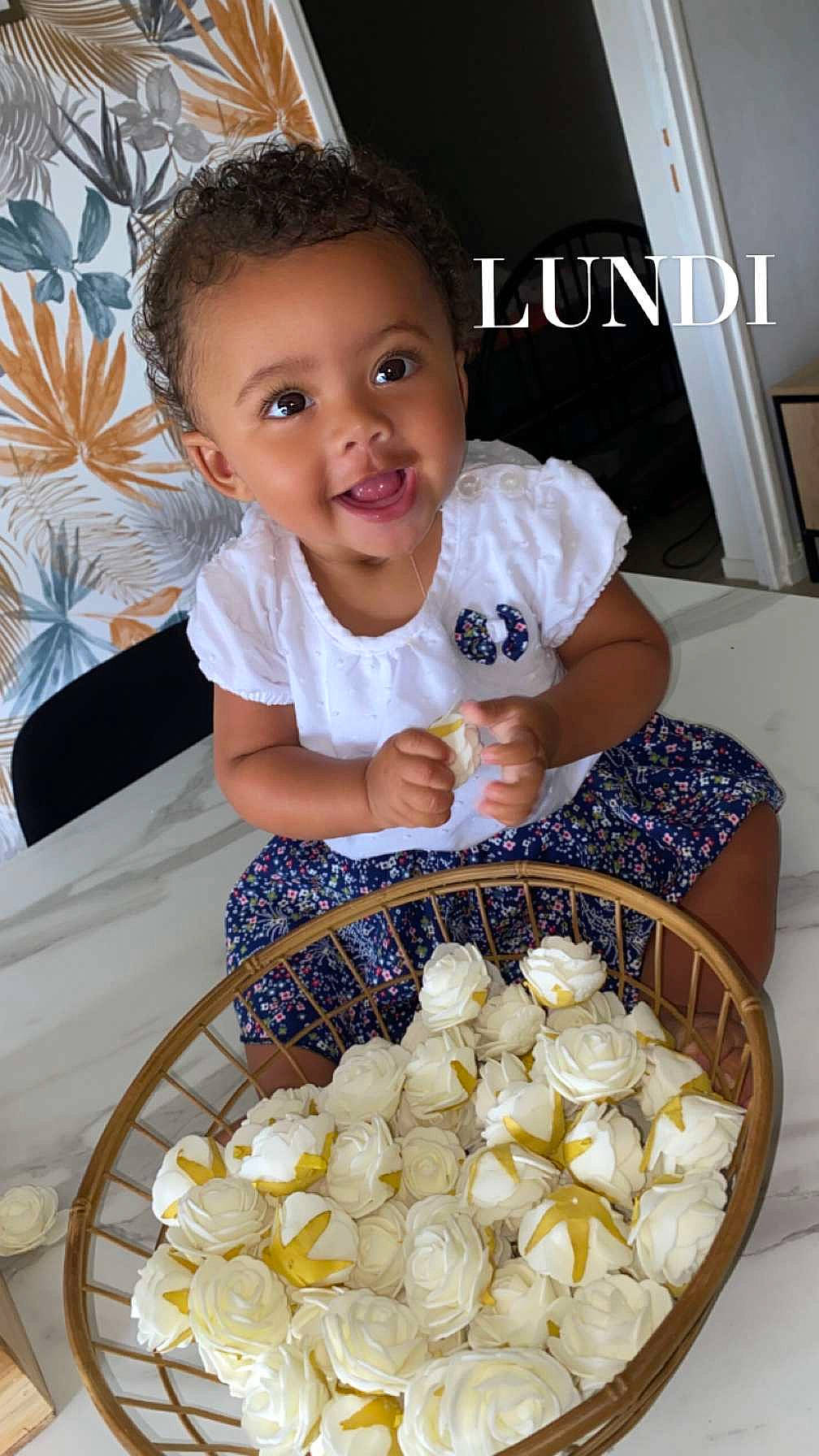 Alya participe au concours pour gagner de l'argent avec cette photo : baby_toddler_clothing, child, comfort_food, cuisine, dessert, dish, finger_food, food, garlic, happy, ingredient, local_food, person, petal, plant, produce, snack, sweetness, t_shirt, toddler