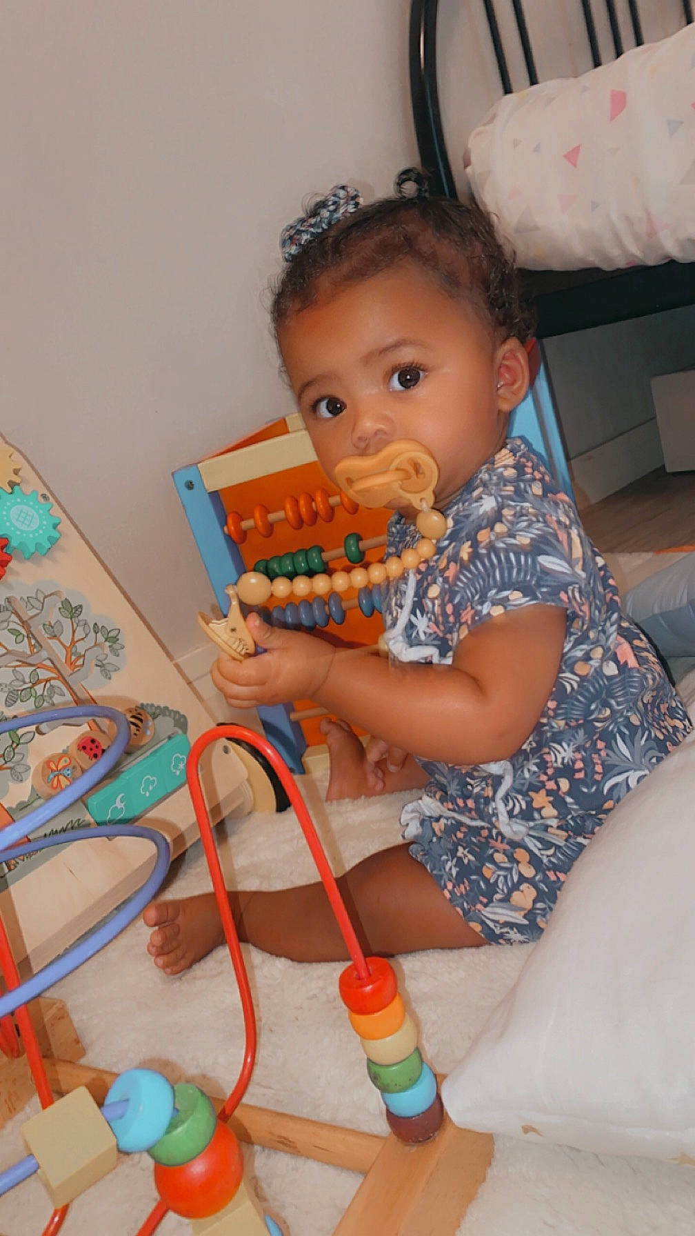 Alya a rejoint le concours — aidez-le/la à gagner de superbes lots ! baby, baby_toddler_clothing, chair, child, event, fun, idiophone, party, person, play, room, sitting, sweetness, toddler, vacation