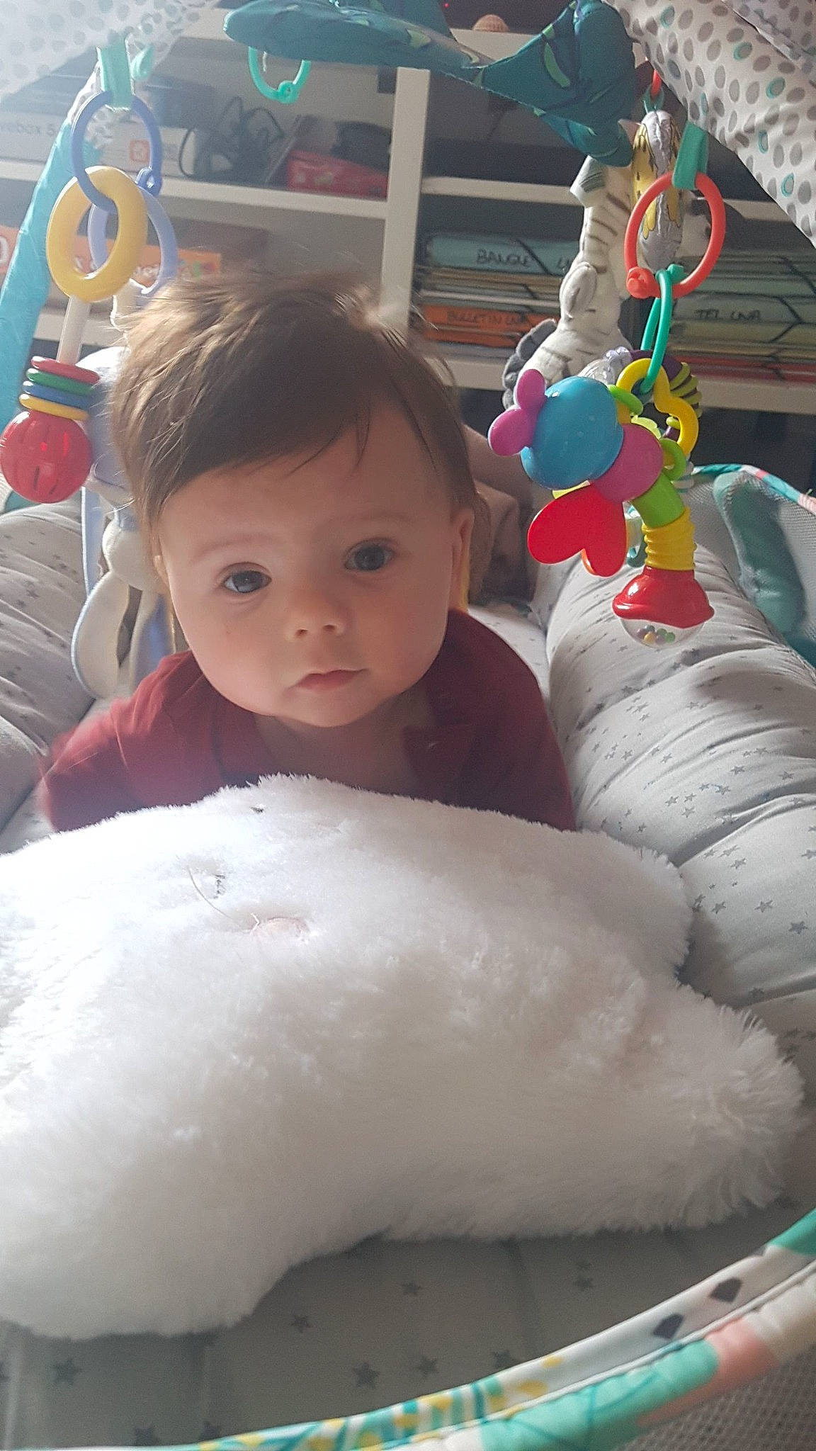 Djulian a rejoint le concours — aidez-le/la à gagner de superbes lots ! auto_part, baby, baby_toddler_clothing, child, event, fun, fur, happy, leisure, linens, person, plastic, product, sitting, skin, smile, stuffed_toy, textile, toddler, toy