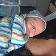 Kilyan a rejoint le concours — aidez-le/la à gagner de superbes lots ! newborn, baby, sleeping, blanket, striped, hat, person, skin, resting, hospital, bassinet, indoor, closeup, cozy, soft, headwear, infant, quiet, peaceful, care