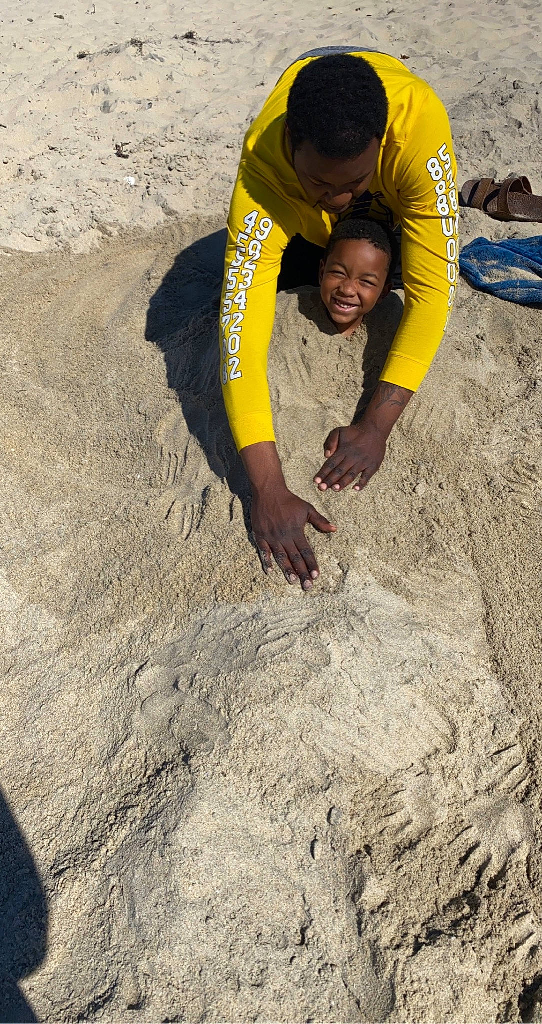 Kasen is registered to the contest to win money with this photo: beach, building_sand_castles, concrete, fun, happy, job, joy, mud, people_in_nature, person, play, recreation, sand, sleeve, smile, soil, t_shirt, under_exposed