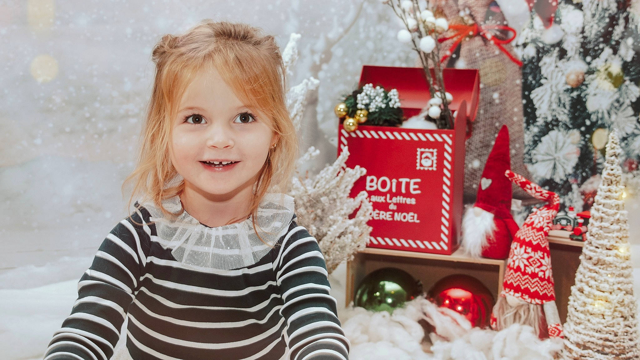 Hanna participe au concours pour gagner de l'argent avec cette photo : baby_toddler_clothing, child, christmas, christmas_decoration, christmas_eve, christmas_ornament, event, happy, holiday, holiday_ornament, joy, ornament, people, person, sleeve, smile, snapshot, t_shirt, toddler, toy