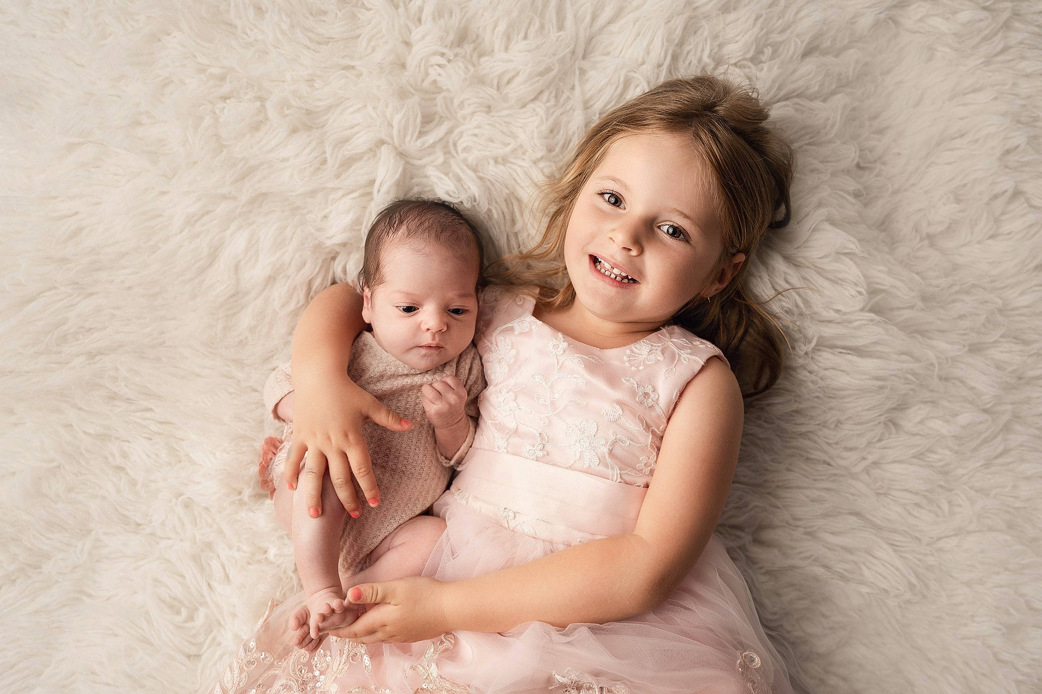 Hanna a rejoint le concours — aidez-le/la à gagner de superbes lots ! baby, baby_toddler_clothing, blond, cheek, child, comfort, eye, face, flash_photography, flooring, fun, gesture, hairstyle, happy, head, iris, joy, person, skin, smile