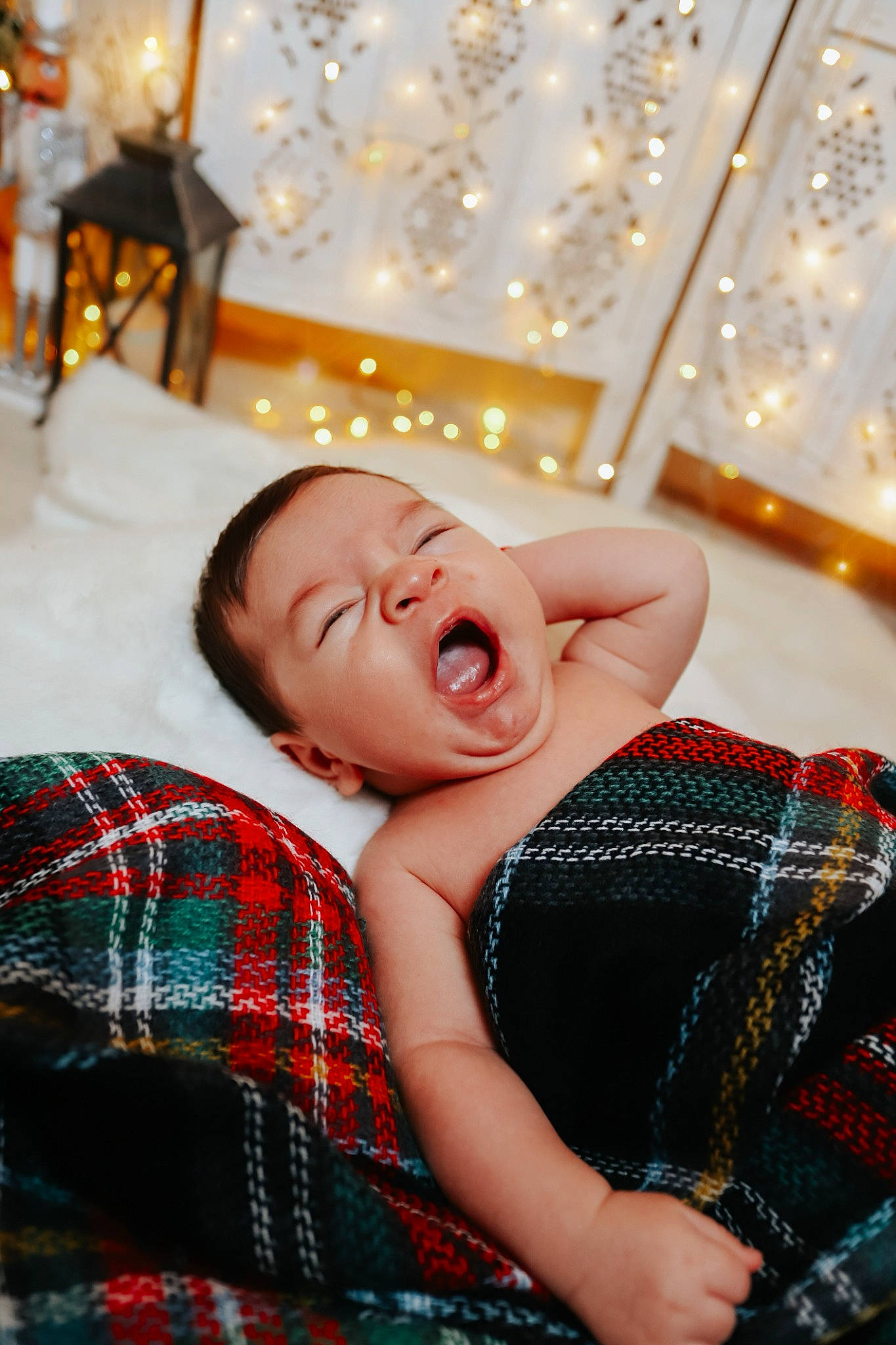 Dominic participe au concours pour gagner de l'argent avec cette photo : baby, christmas_ornament, comfort, couch, facial_expression, flash_photography, fun, happy, head, human_body, lighting, pattern, people, person, photograph, plaid, red, smile, tartan, toddler