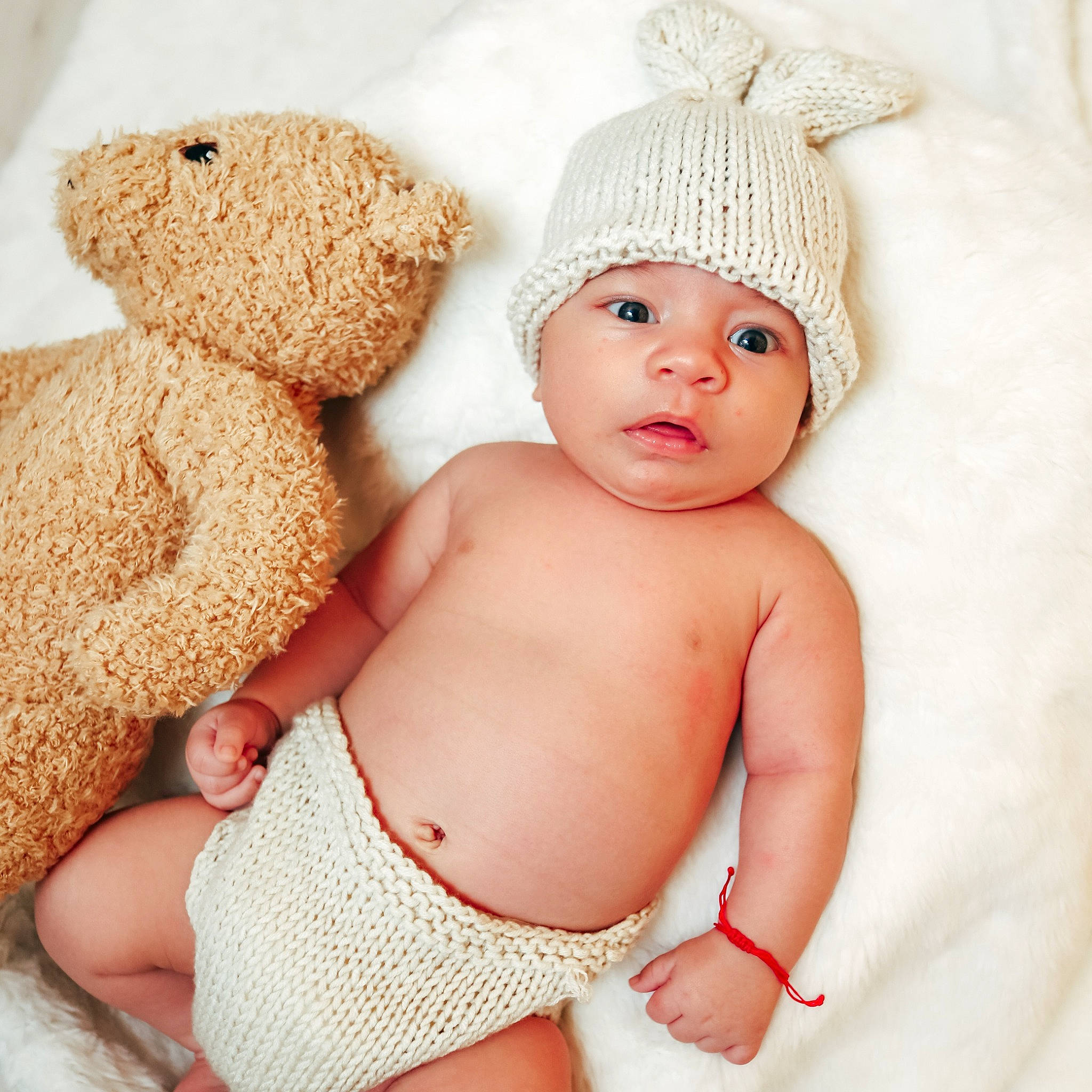 Dominic participe au concours pour gagner de l'argent avec cette photo : arm, baby, baby_sleeping, baby_toddler_clothing, cap, comfort, facial_expression, finger, hand, happy, headgear, headwear, human, human_body, leg, person, pink, skin, stomach, textile