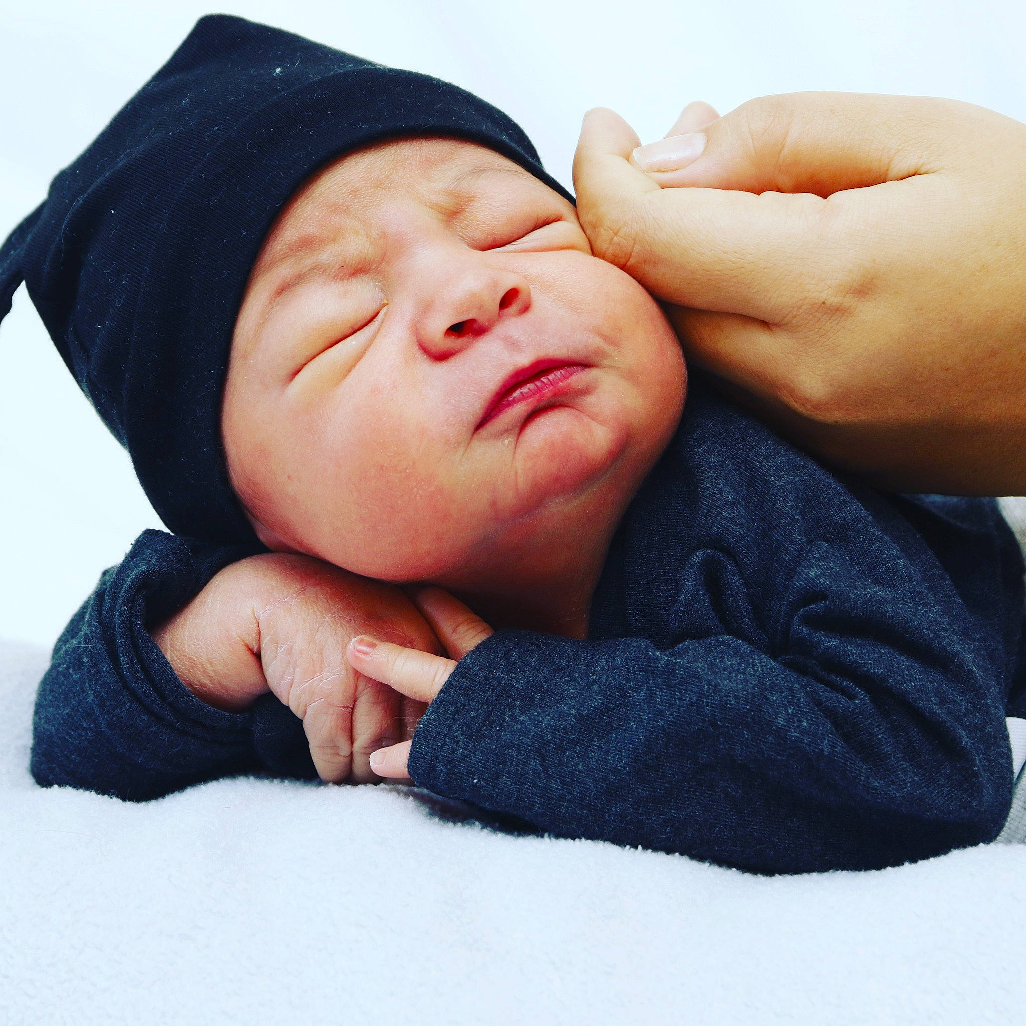 Dominic a rejoint le concours — aidez-le/la à gagner de superbes lots ! arm, baby, baby_sleeping, cap, cheek, child, comfort, elbow, finger, gesture, hand, happy, headwear, knit_cap, linens, lip, neck, person, skin, sleeve