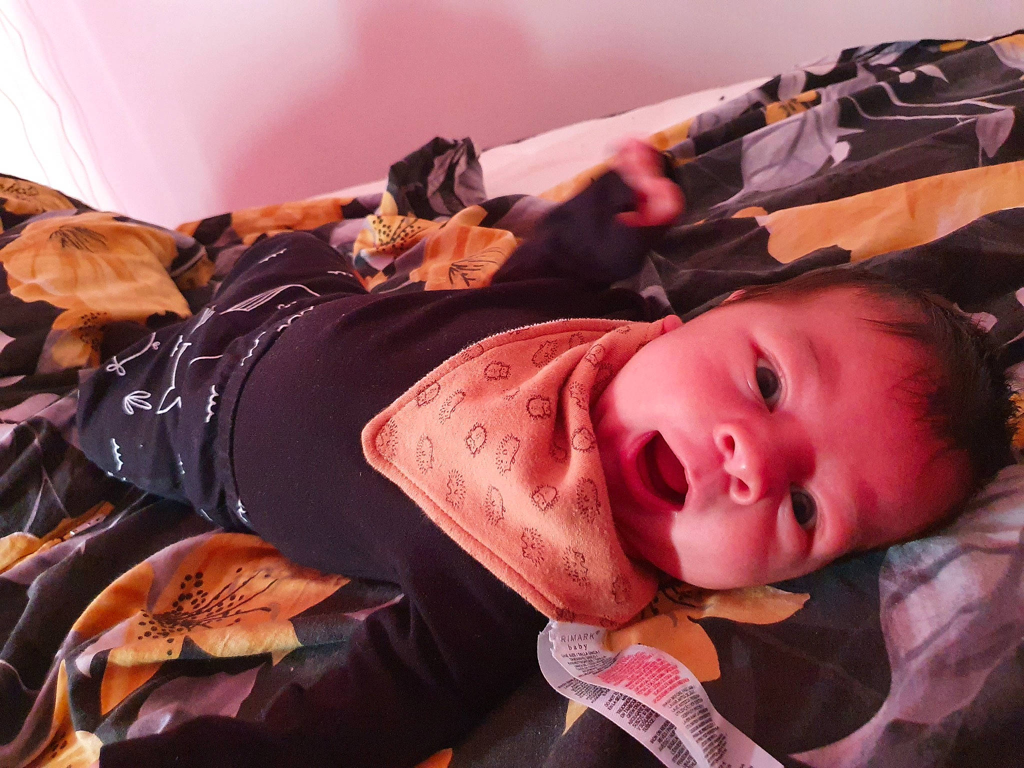 Dominic a rejoint le concours — aidez-le/la à gagner de superbes lots ! baby, baby_carriage, baby_products, baggage, carmine, child, comfort, fun, fur, headgear, human_body, jacket, leather, leather_jacket, orange, person, personal_protective_equipment, room, sitting, toddler