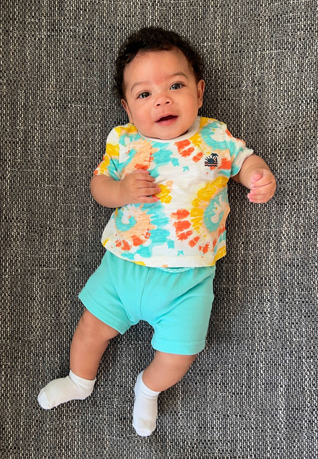 Thays participe au concours pour gagner de l'argent avec cette photo : arm, azure, baby, baby_products, baby_toddler_clothing, barefoot, child, face, finger, fun, grass, hand, happy, linens, pattern, person, play, shorts, sleeve, t_shirt