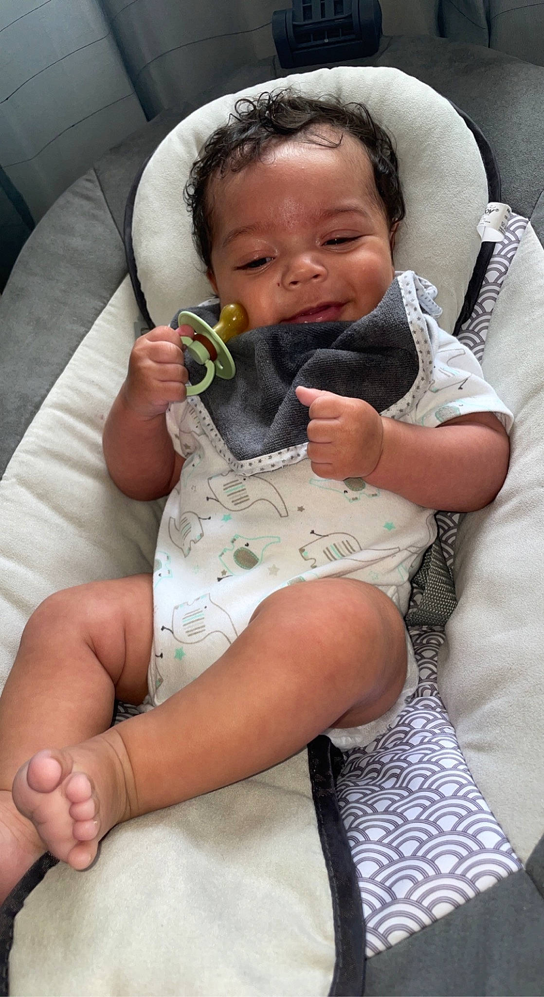 Thays participe au concours pour gagner de l'argent avec cette photo : arm, baby, baby_products, baby_toddler_clothing, bib, child, comfort, eyelash, finger, hand, happy, human_leg, joint, mouth, nail, neck, person, skin, thigh, thumb