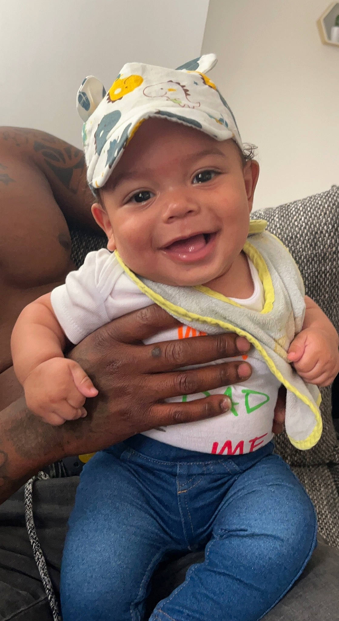 Thays a rejoint le concours — aidez-le/la à gagner de superbes lots ! baby, baby_toddler_clothing, cap, cheek, comfort, eye, facial_expression, finger, fun, gesture, goggles, hand, happy, headwear, human, jeans, joy, lip, organ, person