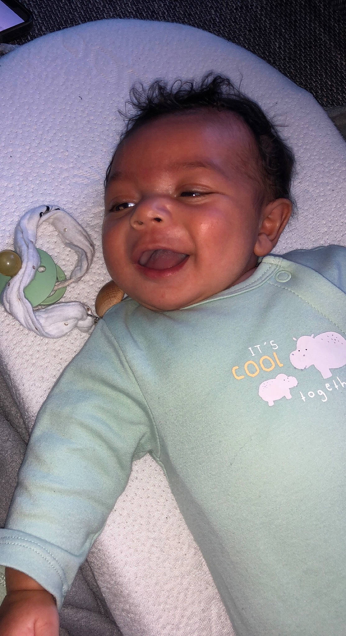 Thays participe au concours pour gagner de l'argent avec cette photo : baby, cheek, child, comfort, cool, eye, facial_expression, finger, forehead, gesture, happy, mouth, neck, nose, person, product, skin, sleeve, smile, t_shirt