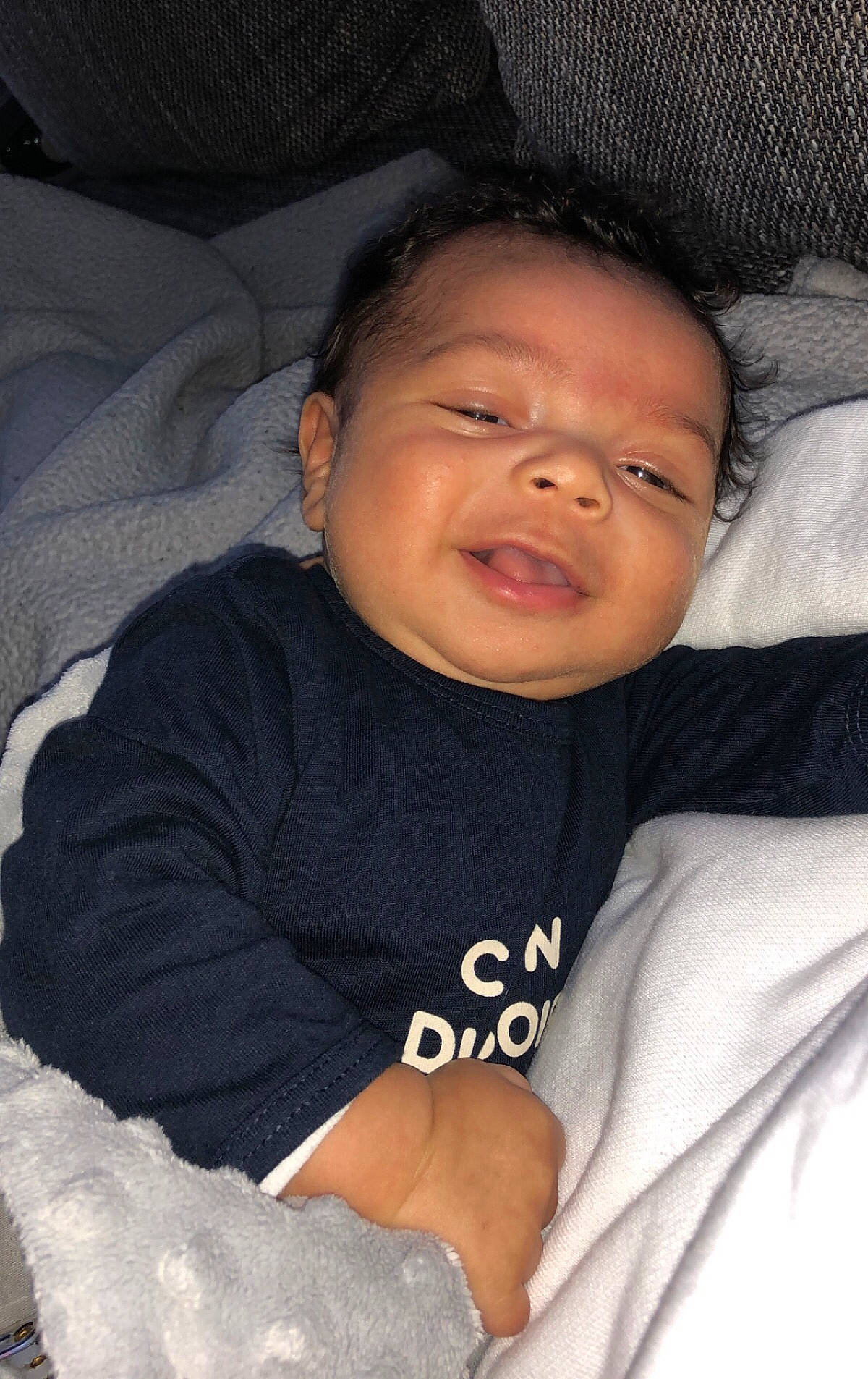 Thays a rejoint le concours — aidez-le/la à gagner de superbes lots ! baby, baby_toddler_clothing, cheek, chin, comfort, eye, eyebrow, face, finger, forehead, hair, head, iris, mouth, nose, outerwear, person, skin, sleeve, smile