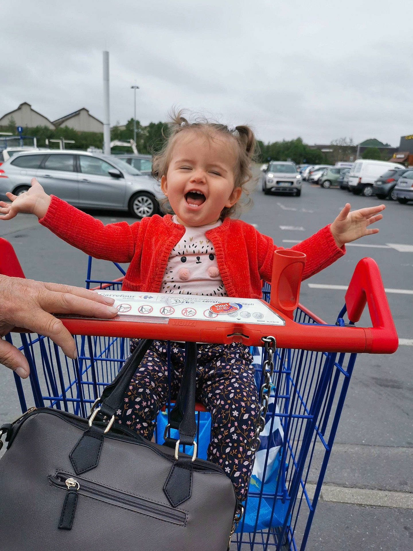 Domitie participe au concours pour gagner de l'argent avec cette photo : automotive_design, automotive_exterior, bumper, car, cloud, electric_blue, fun, hood, leisure, motor_vehicle, person, recreation, shopping_cart, sky, smile, tire, toddler, travel, vehicle, vehicle_door