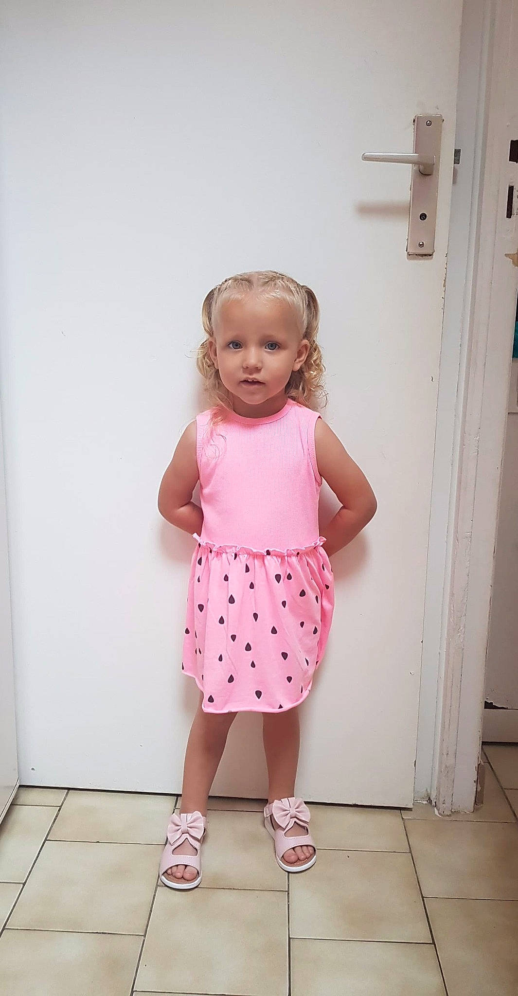 Savanah participe au concours pour gagner de l'argent avec cette photo : child, day, design, dress, flooring, girl, human_hair_color, infant, joint, pattern, person, pink, polka_dot, shorts, shoulder, skin, smile, standing, textile, toddler