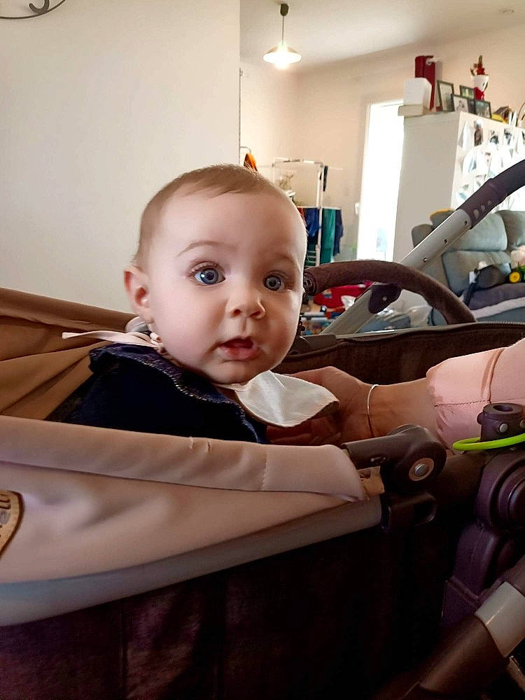 Lyvia a rejoint le concours — aidez-le/la à gagner de superbes lots ! automotive_design, automotive_exterior, baby, baby_carriage, baby_products, baby_toddler_clothing, car_seat, chair, child, comfort, family_car, flooring, happy, luxury_vehicle, motor_vehicle, person, personal_luxury_car, sitting, steering_wheel, surprise