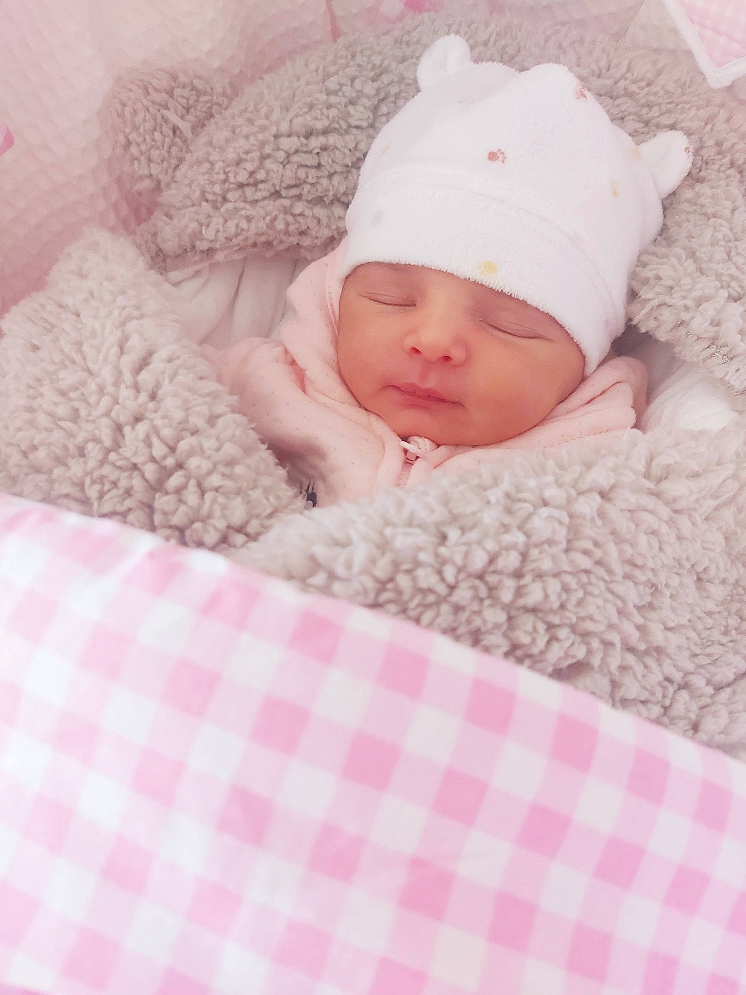 Teodora participe au concours pour gagner de l'argent avec cette photo : baby, baby_sleeping, baby_toddler_clothing, bedding, bedtime, cap, cheek, child, comfort, eyebrow, happy, headwear, knit_cap, linens, lip, pattern, person, pink, sleeve, textile