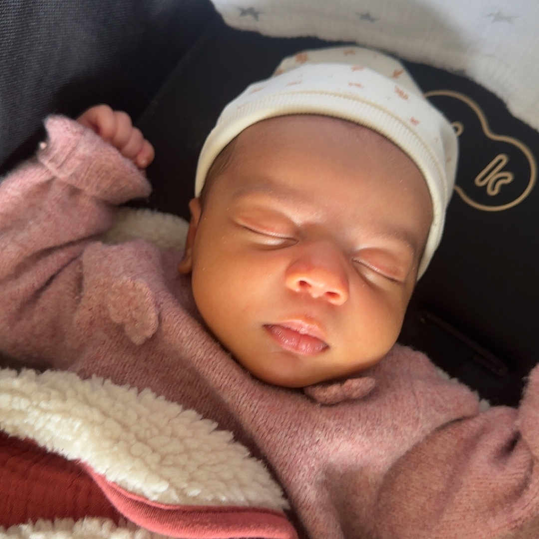 Aliya participe au concours pour gagner de l'argent avec cette photo : baby, newborn, sleeping, hat, blanket, cozy, infant, cute, face, peaceful, child, warm, soft, pattern, fabric, indoors, resting, portrait, toddler, clothing