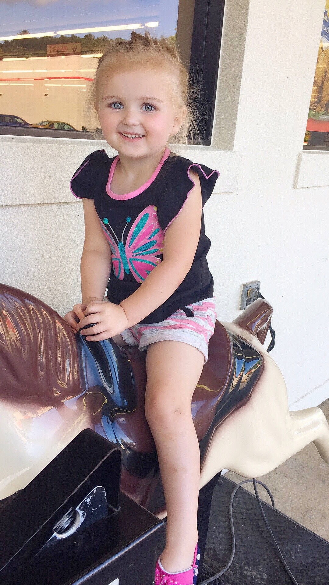 Baylee is registered to the contest to win money with this photo: automotive_design, beauty, blond, brown_hair, chair, comfort, face, hairstyle, happy, human_leg, joy, knee, leg, neck, person, shorts, shoulder, sitting, smile, thigh