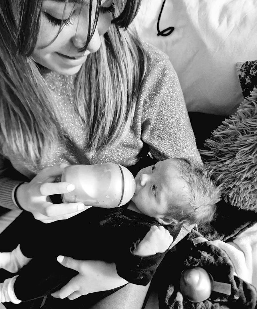 Valentino participe au concours pour gagner de l'argent avec cette photo : black, black_and_white, child, eyelash, finger, fun, gesture, happy, human, lip, monochrome, monochrome_photography, nail, person, photograph, sitting, skin, snapshot, style, toddler