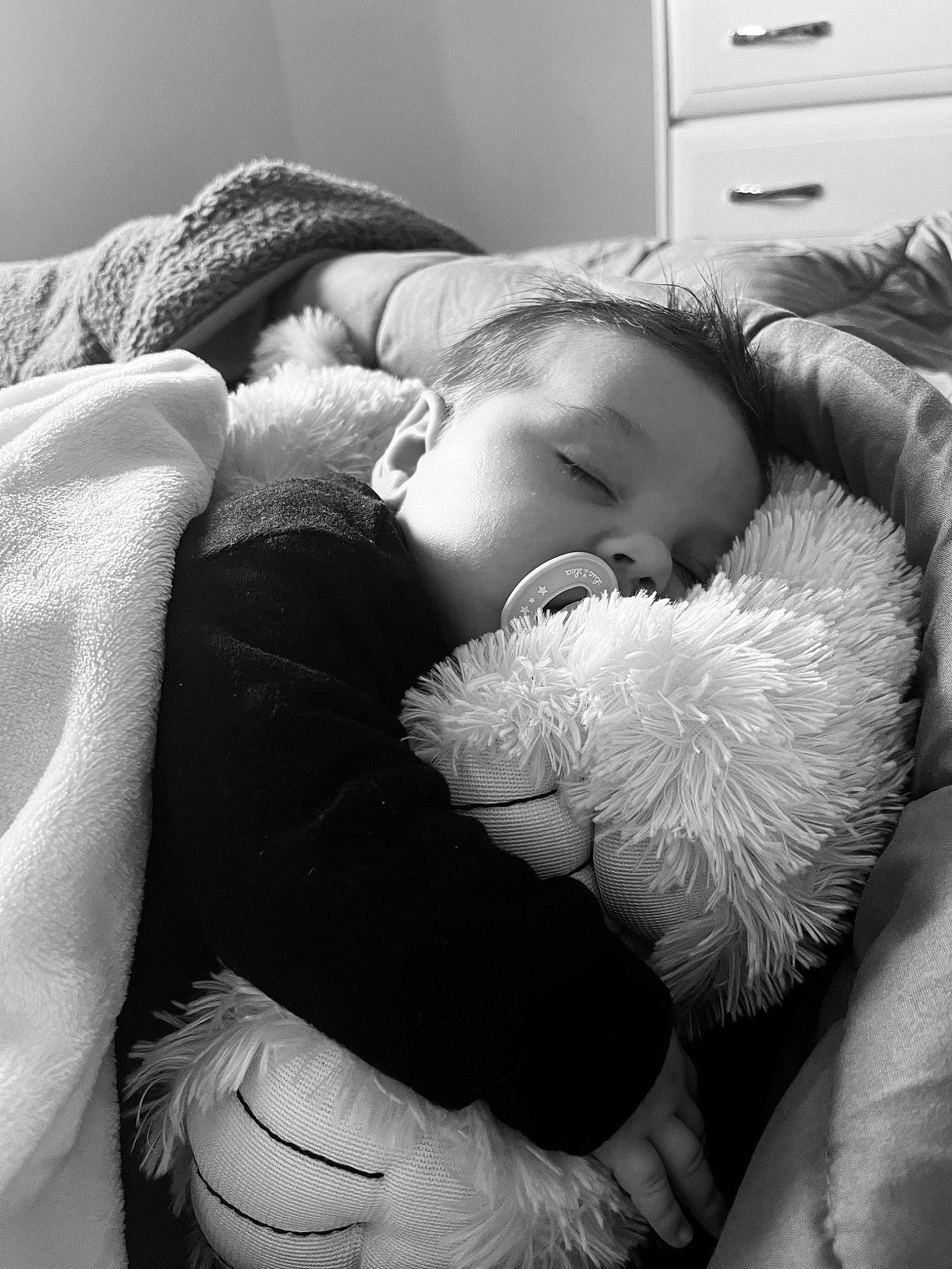 Valentino a rejoint le concours — aidez-le/la à gagner de superbes lots ! baby, baby_sleeping, ball, cheek, comfort, eye, finger, gesture, hand, happy, head, human_body, leg, monochrome, mouth, nose, person, skin, textile, toddler
