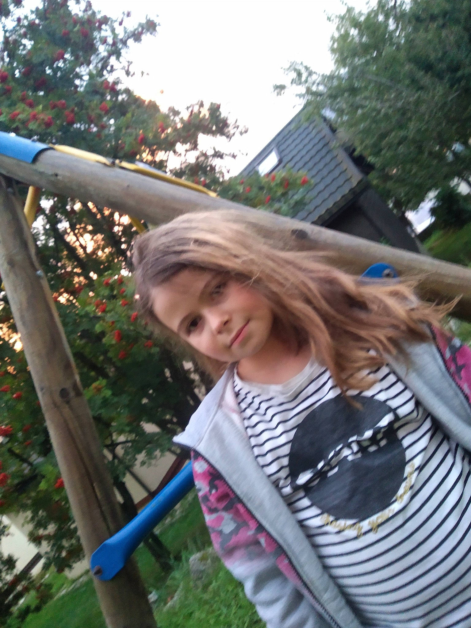 Christelle a rejoint le concours — aidez-le/la à gagner de superbes lots ! child, city, fun, grass, happy, leisure, magenta, person, photograph, plant, pole, public_space, recreation, sky, snapshot, spring, summer, t_shirt, travel, tree