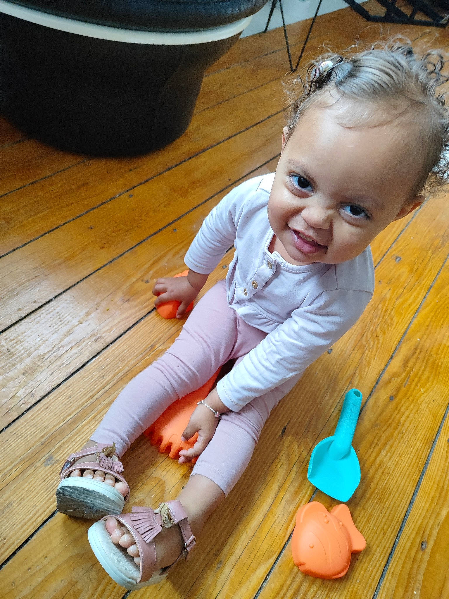 Crystal a rejoint le concours — aidez-le/la à gagner de superbes lots ! baby_toddler_clothing, child, finger, floor, flooring, foot, happy, hardwood, laminate_flooring, leg, person, product, shoe, skin, smile, thumb, toddler, varnish, wood, wood_flooring