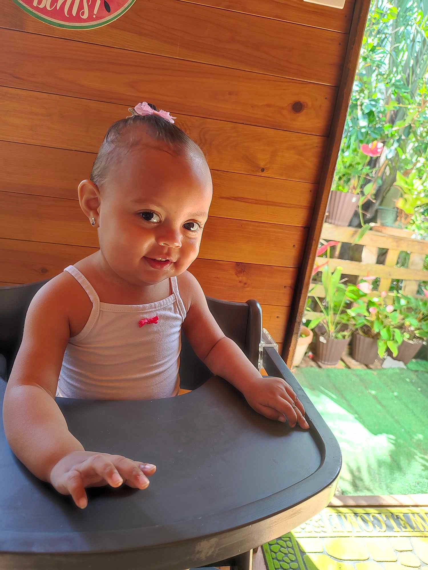 Crystal a rejoint le concours — aidez-le/la à gagner de superbes lots ! baby, baby_toddler_clothing, chair, child, fun, grass, happy, human_leg, leisure, outdoor_furniture, person, pink, plant, product, sitting, skin, smile, table, thigh, toddler