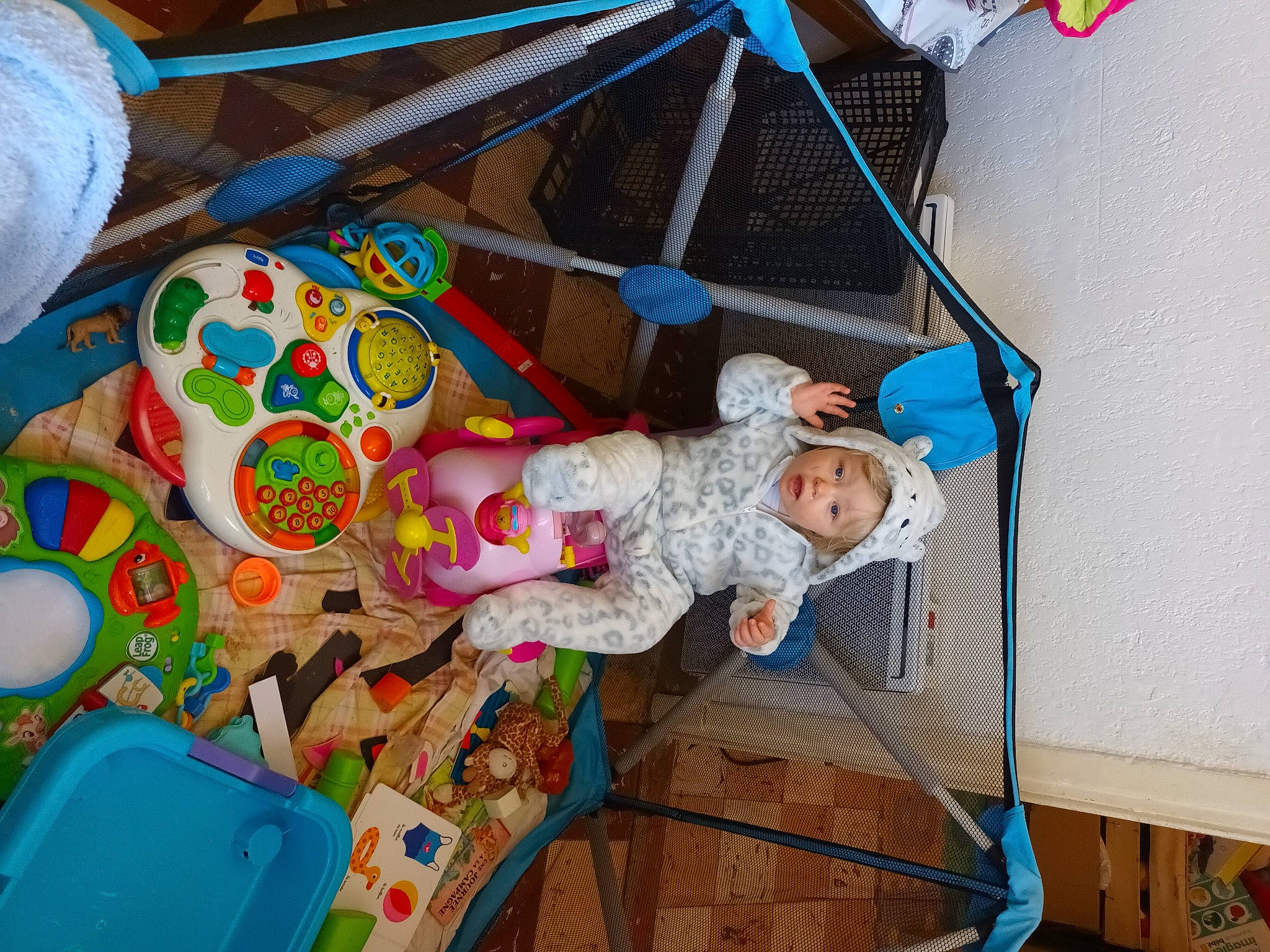 Raphaelle a rejoint le concours — aidez-le/la à gagner de superbes lots ! art, baby_products, baby_toys, child, fawn, fun, linens, pattern, person, plastic, plush, room, stuffed_toy, toy, visual_arts, wood