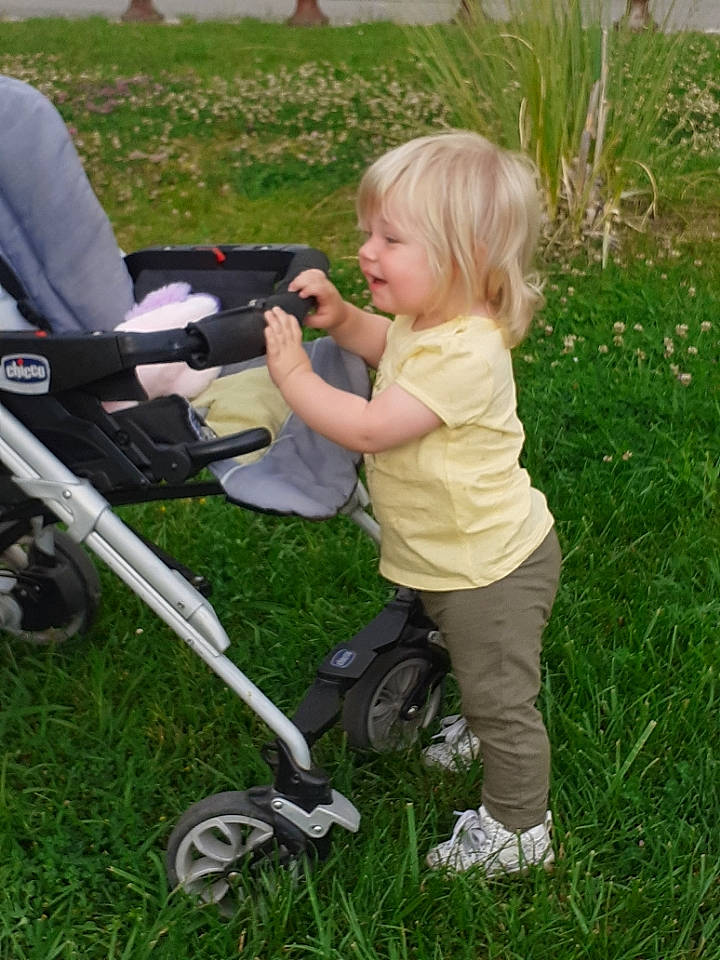Raphaelle participe au concours pour gagner de l'argent avec cette photo : automotive_wheel_system, baby, baby_carriage, baby_products, baby_safety, baby_toddler_clothing, child, comfort, fun, grass, lawn, people_in_nature, person, plant, sitting, sneakers, tire, toddler, vehicle, wheel