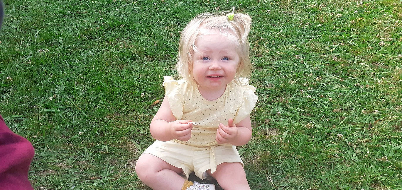 Raphaelle participe au concours pour gagner de l'argent avec cette photo : baby, baby_toddler_clothing, botany, cheek, eye, face, grass, grass_family, hair, happy, head, iris, lawn, meadow, people_in_nature, person, plant, skin, sleeve, smile